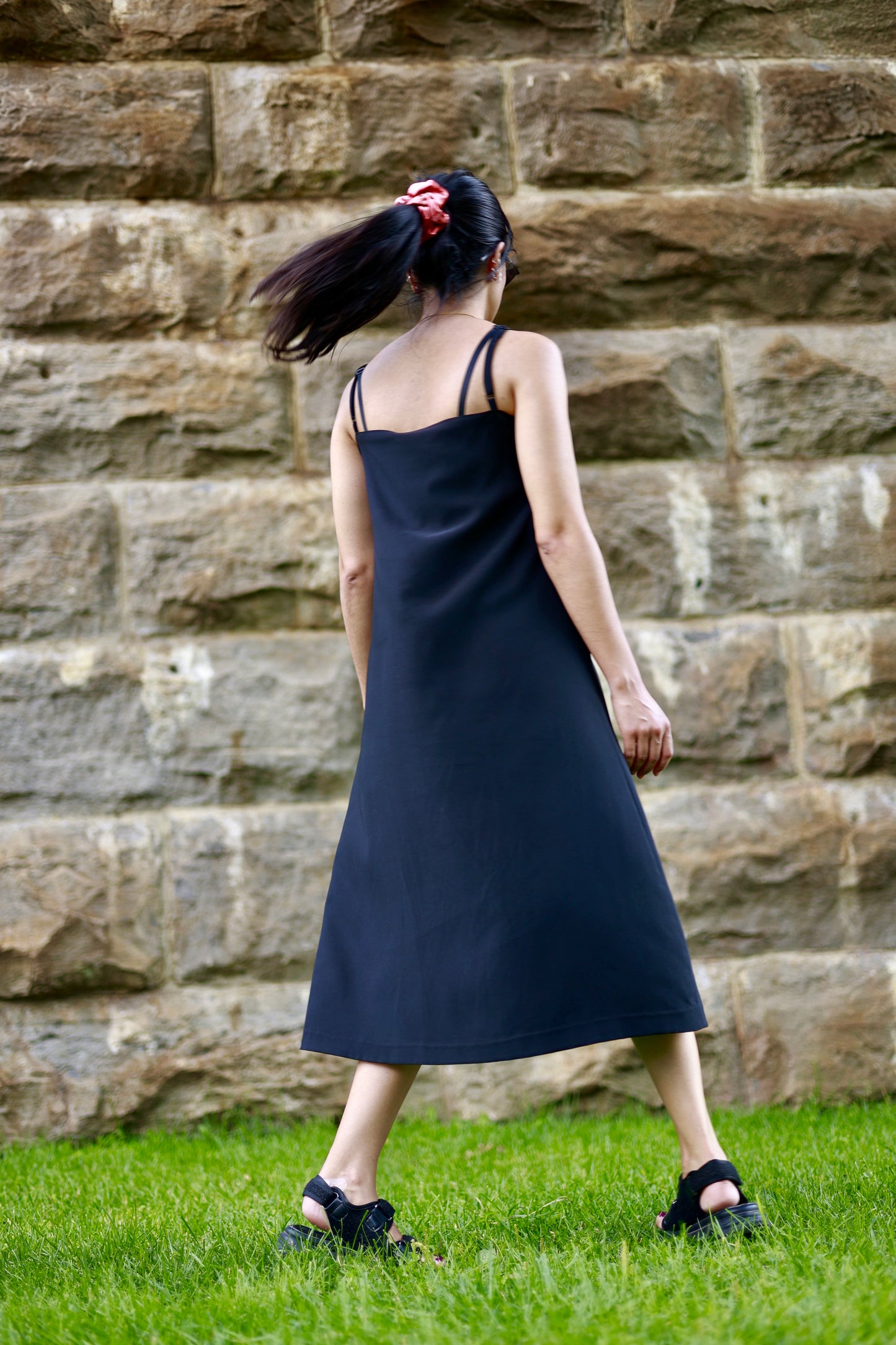 Robe noir en soie par Couturière Ile des Soeurs ELZi. Photo prise à Sainte-Anne-de-Bellevue. Montreal Dressmaker ELZi wears the black silk dress while spinning around.