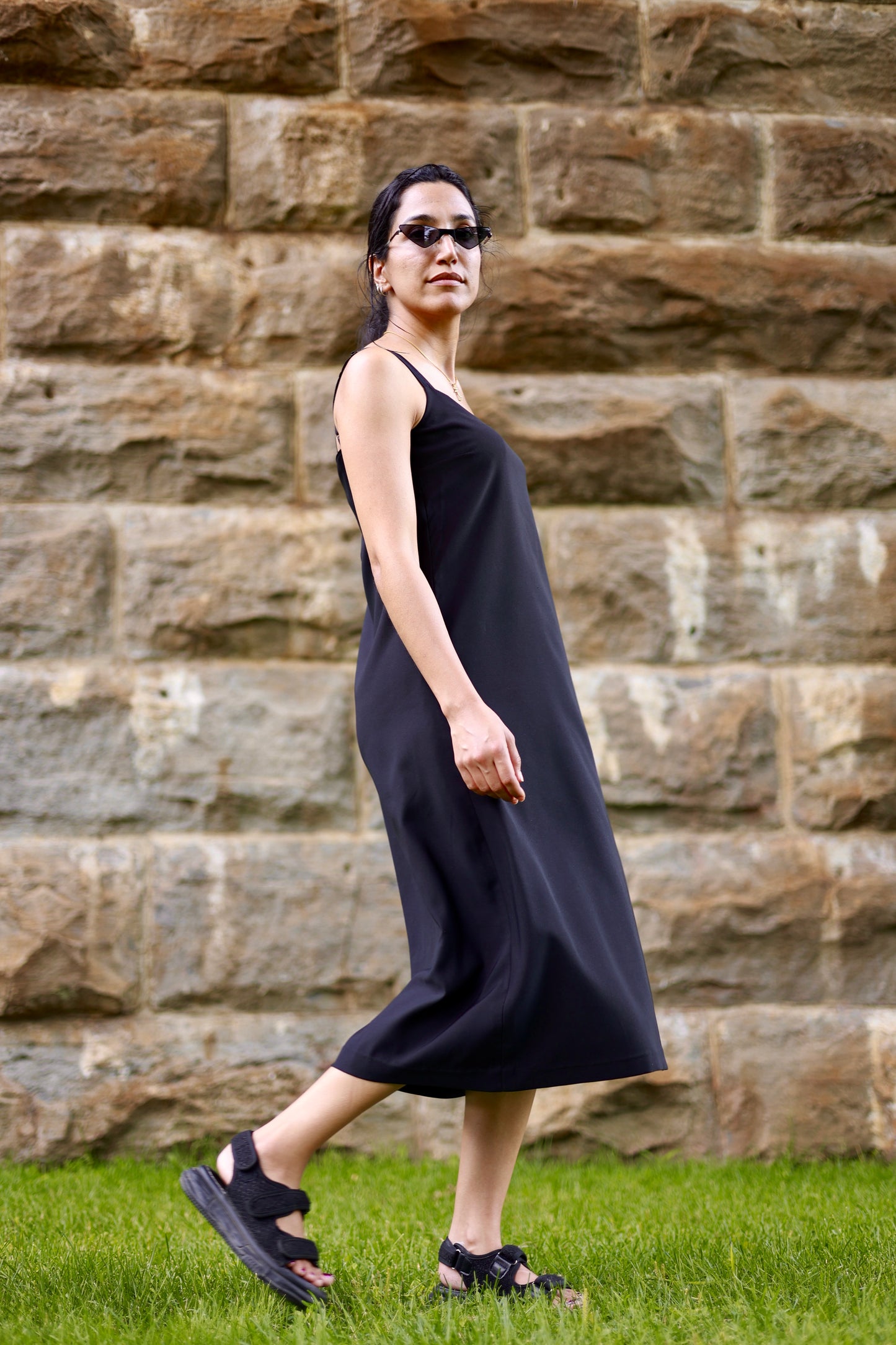 Robe noir en soie par Couturière Ile des Soeurs ELZi. Photo prise à Sainte-Anne-de-Bellevue. Montreal Dressmaker ELZi wears the black silk dress.