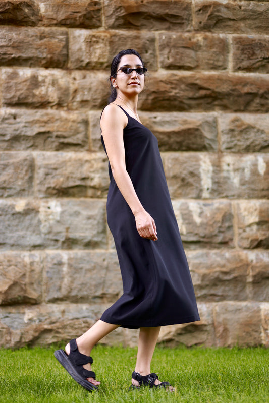 Robe noir en soie par Couturière Ile des Soeurs  ELZi. Photo prise à Sainte-Anne-de-Bellevue. Montreal Dressmaker ELZi wears the black silk dress.