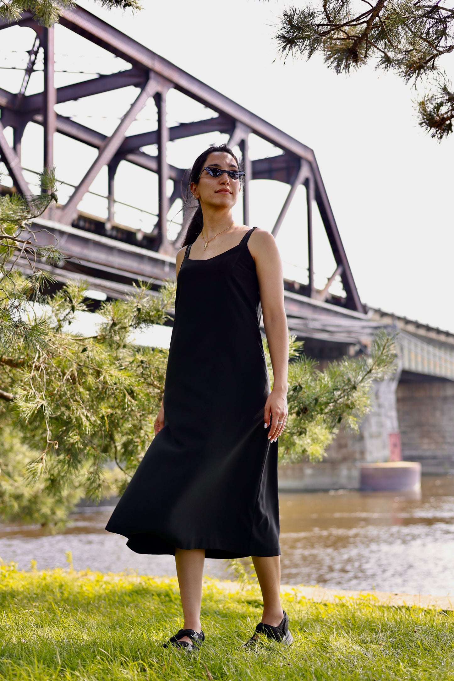 Black Silk Dress by Montreal Dressmaker. Robe noir en soie par la couturière de Montréal ELZi. Photo prise à Sainte-Anne-de-Bellevue