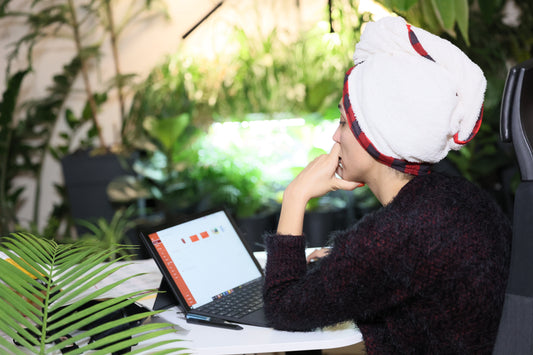 Sanaz porte une serviette à cheveux ELZI pendant qu'elle travail dans powerpoint.