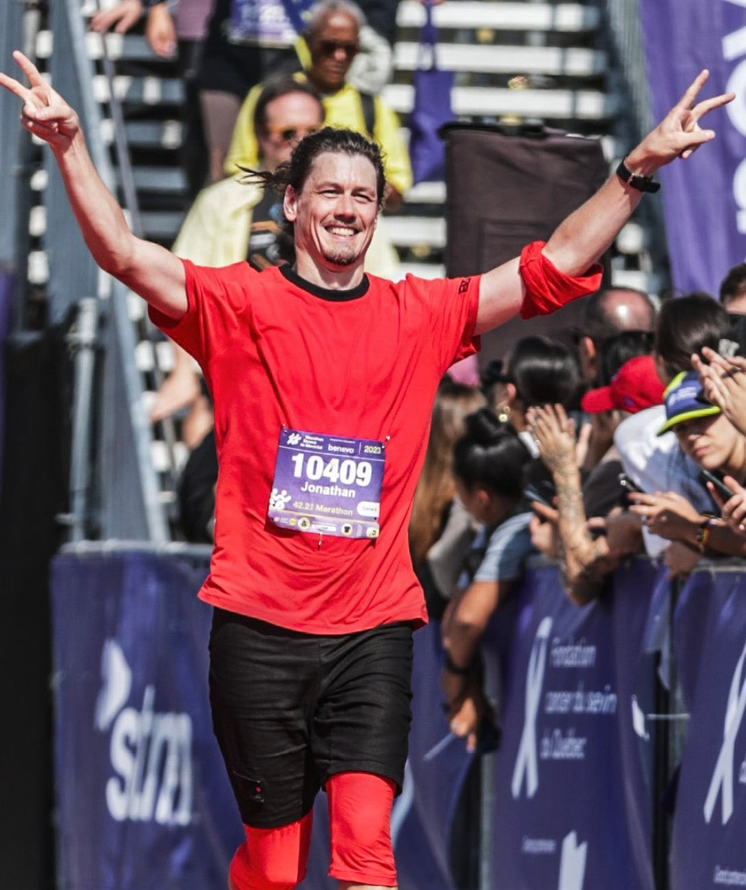 Jonathan Brunelle arrive à la ligne d'arrivée du marathon beneva de Montréal 2023