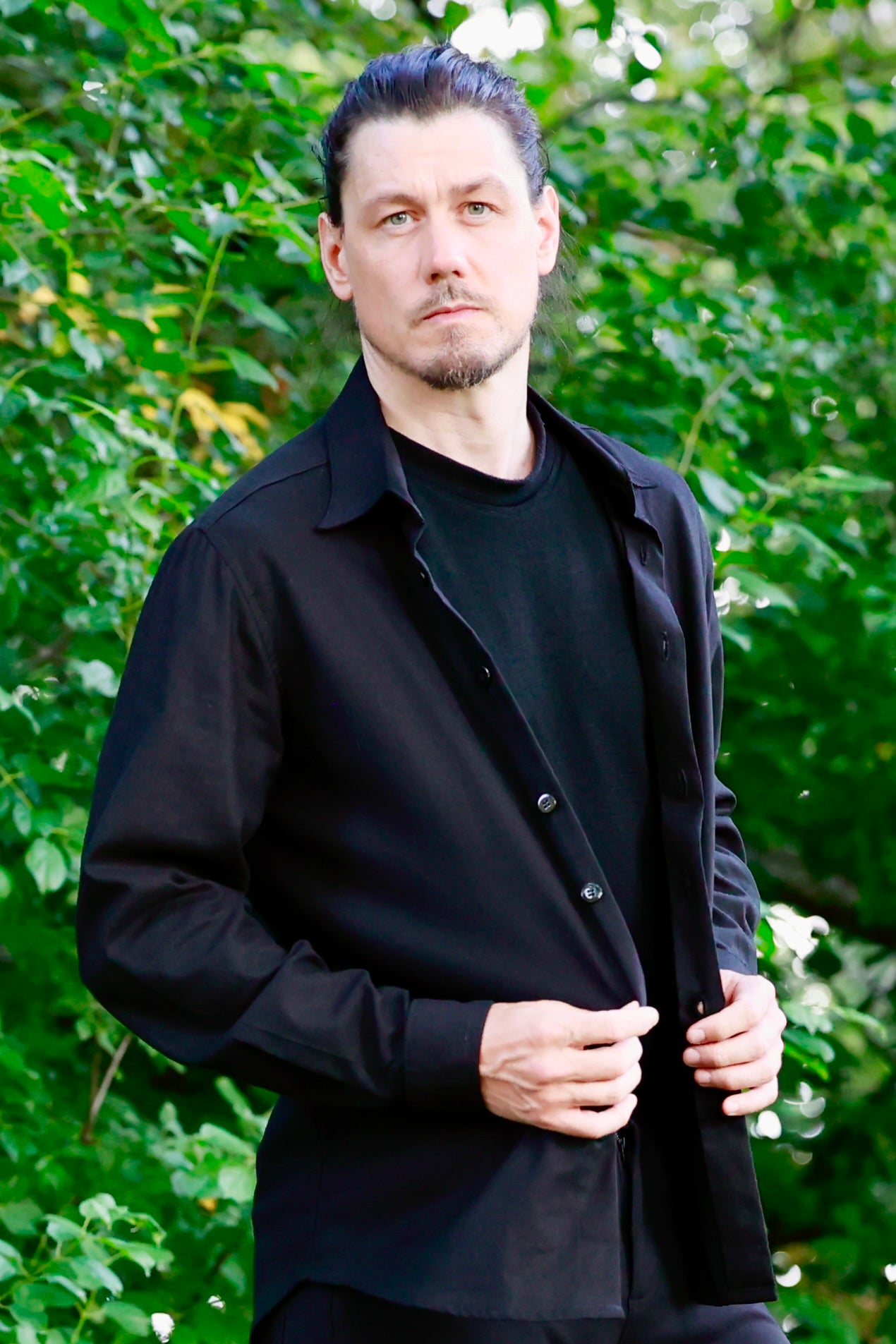 Jonathan Brunelle wears the Elzi Black Linen Shirt for Men. Chemise en lin noir pour hommes par ELZi Couturière à Verdun.