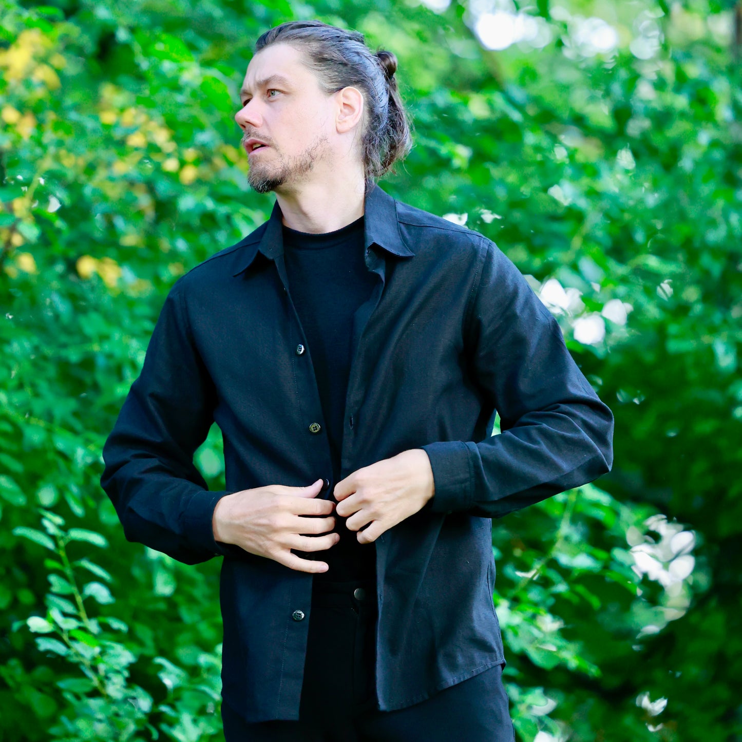 Jonathan Brunelle porte une chemise en lin noir créé par ELZi. Black Linen Shirt for men by ELZi. Par ELZi Couturière à Verdun.