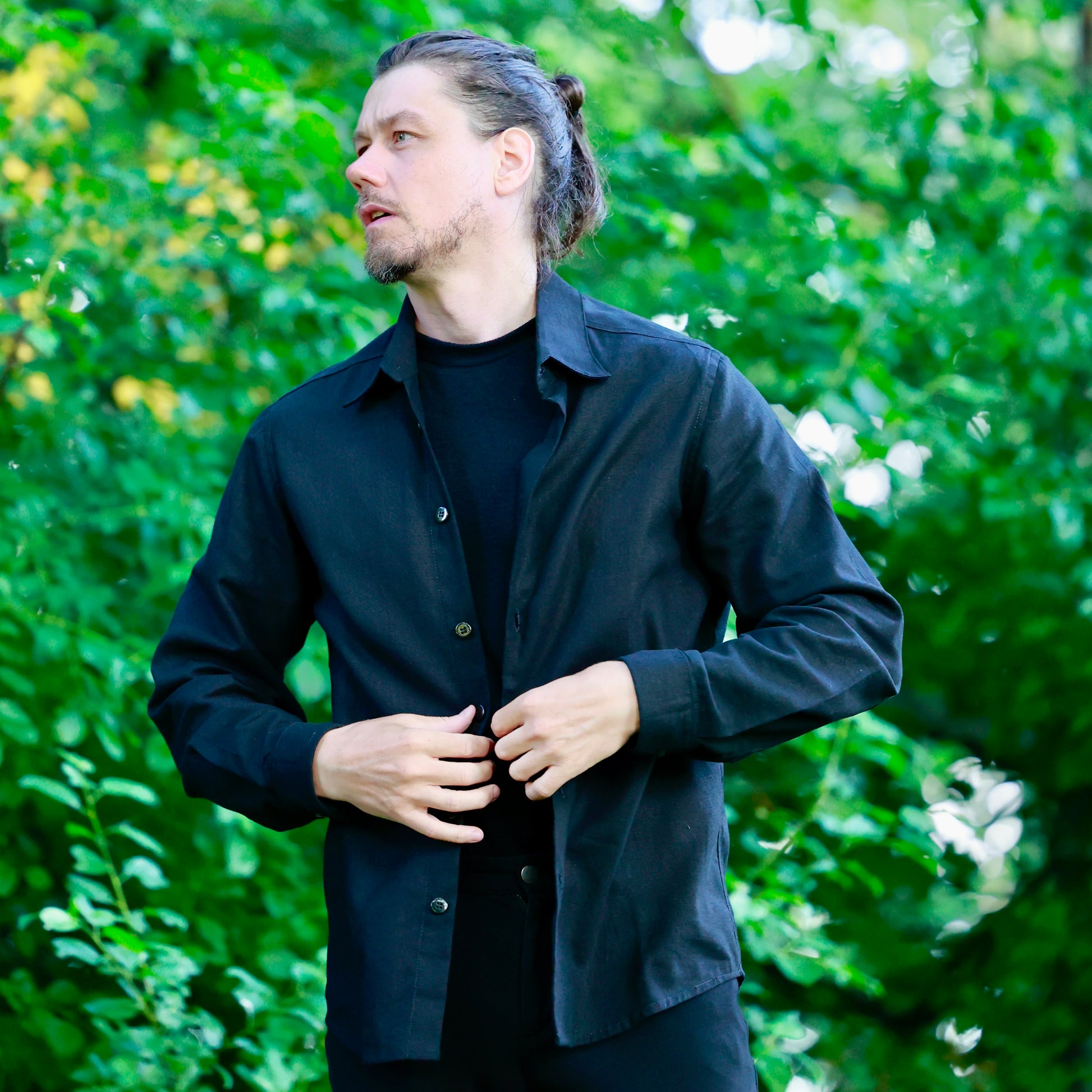 Jonathan Brunelle porte une chemise en lin noir créé par ELZi. Black Linen Shirt for men by ELZi. Par ELZi Couturière à Verdun.