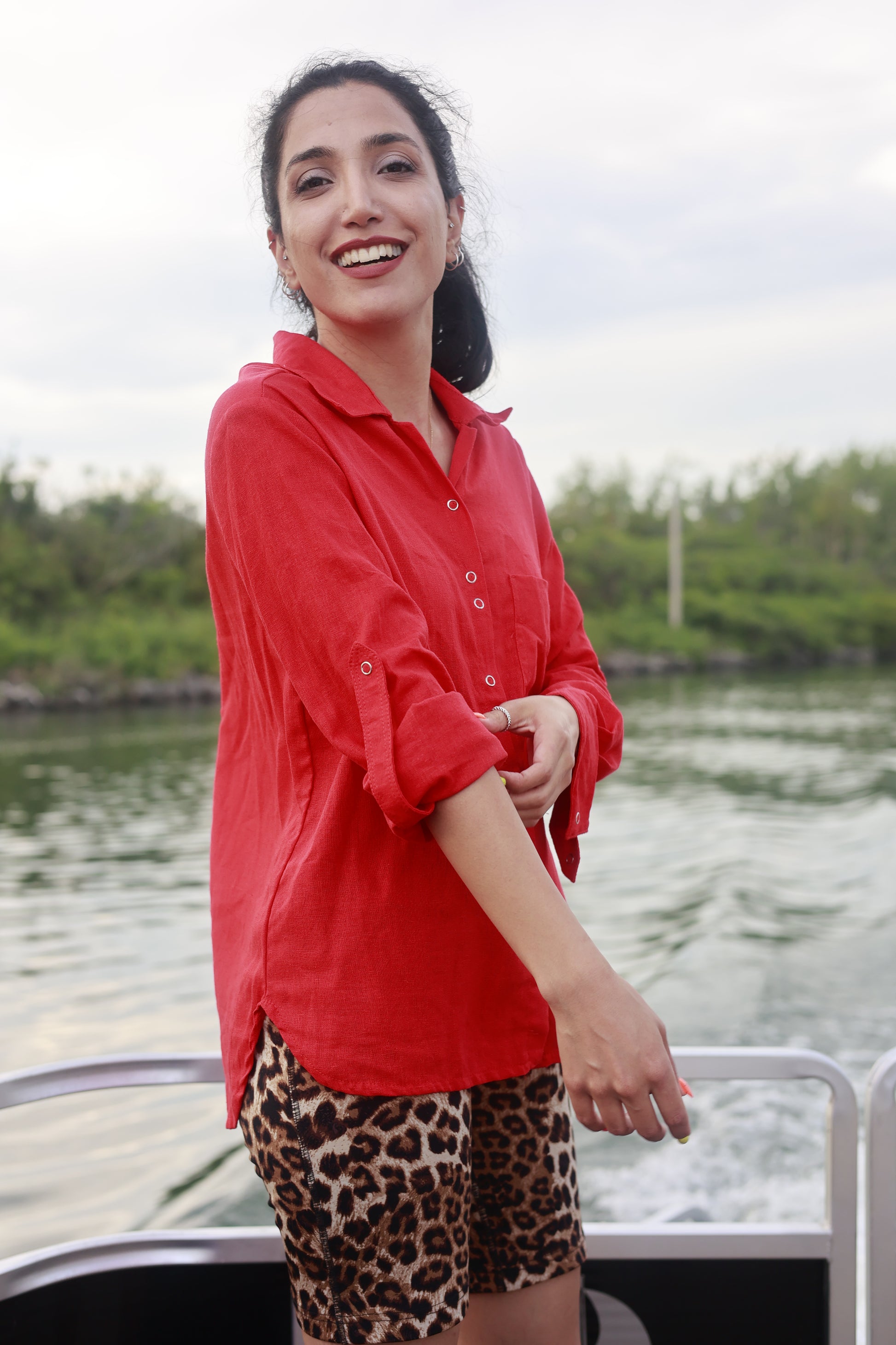 Sanaz wears the Red Linen Shirt with long sleeves by ELZi. Chemise Lin Rouge par ELZi, Couturière à Verdun