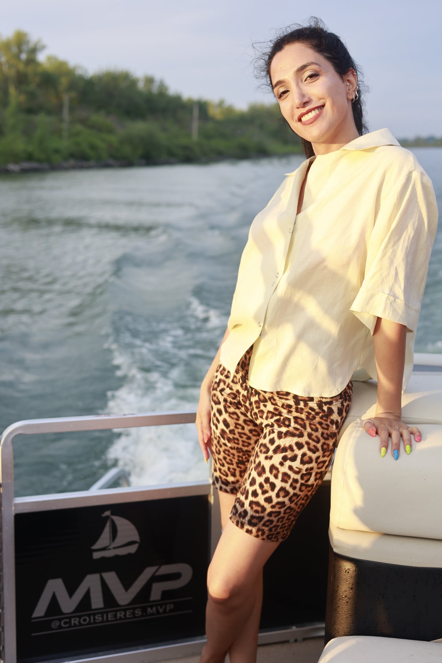 Sanaz wears the Latte Linen Shirt by ELZi.