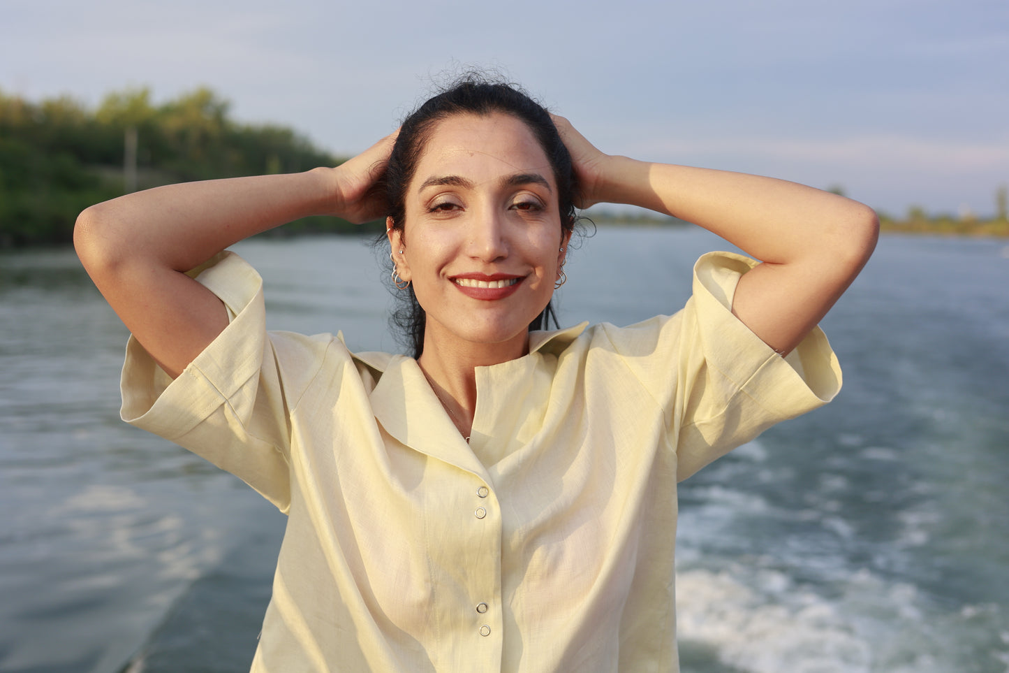 Sanaz Firouzi porte une blouse couleur latté beige fait en lin français confectionné par ELZI.ca, Couturière à Verdun.
