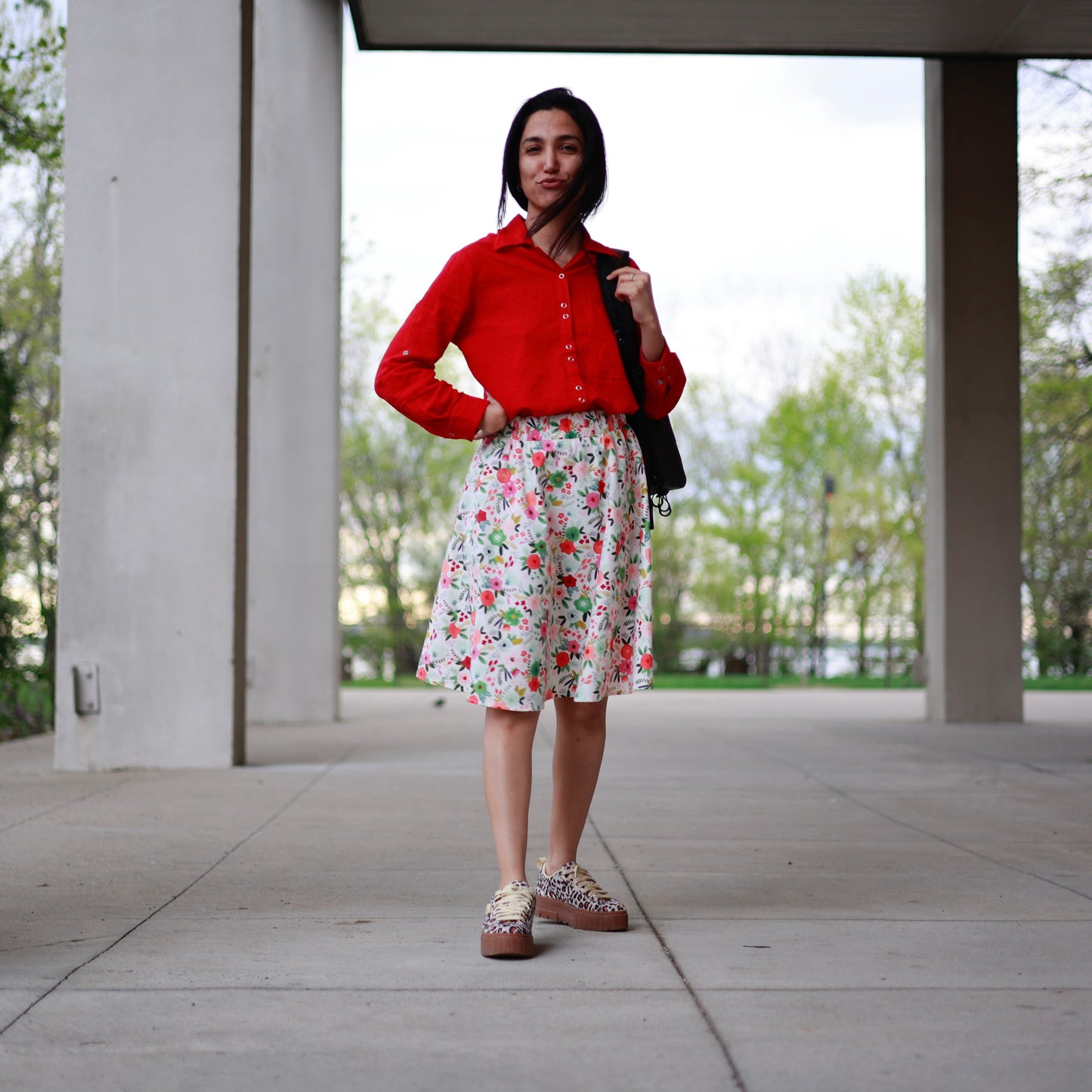 Proud Back to school Flower party skirt with a red linen shirt, both made by ELZi worn by Sanaz. She looks very proud girl this Sanaz. Jupe retour à l'école Flower Party par ELZi portée par Sanaz. Elle a l'air très fière, cette Sanaz.