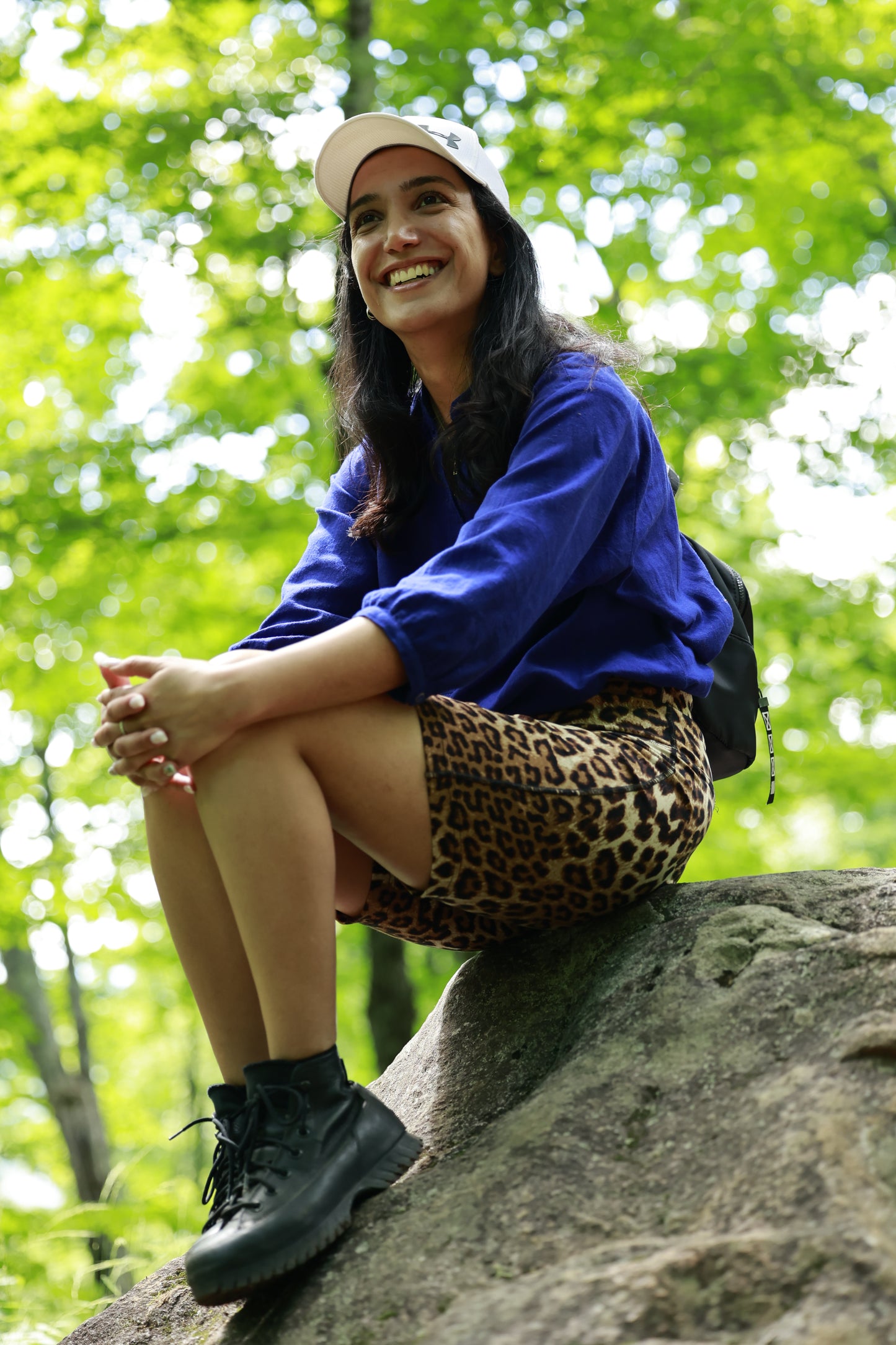 Chemise en lin Bleu photo Mont-Tremblant By ELZi, Couturière à Verdun. Sanaz wears the Blue Linen Shirt during a trail hike at Mont-Tremblant.