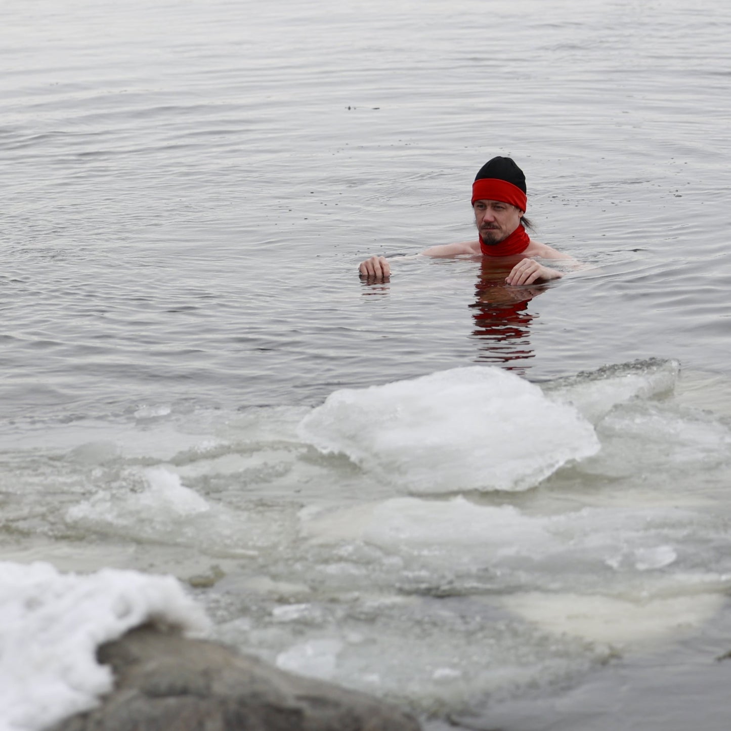 Jonathan Brunelle à réussi à se baigner, un cours moments, dans les eaux glacés du Fleuve St-Laurent lors d'une session de cryothérapie à l'île des soeurs.