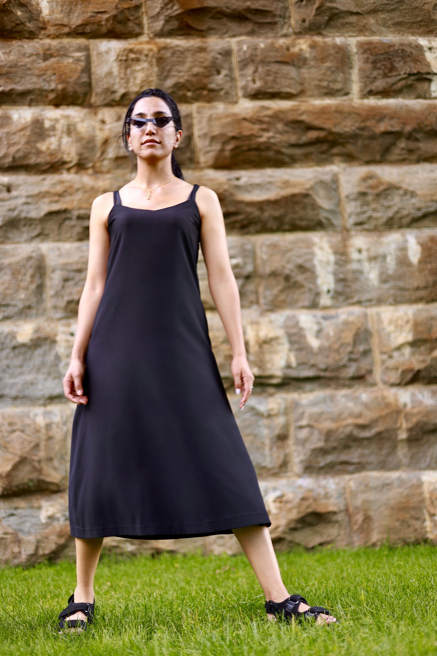Robe noir en soie par Couturière Ile des Soeurs ELZi. Photo prise à Sainte-Anne-de-Bellevue. Montreal Dressmaker ELZi wears the black silk dress in a matrix style pose.