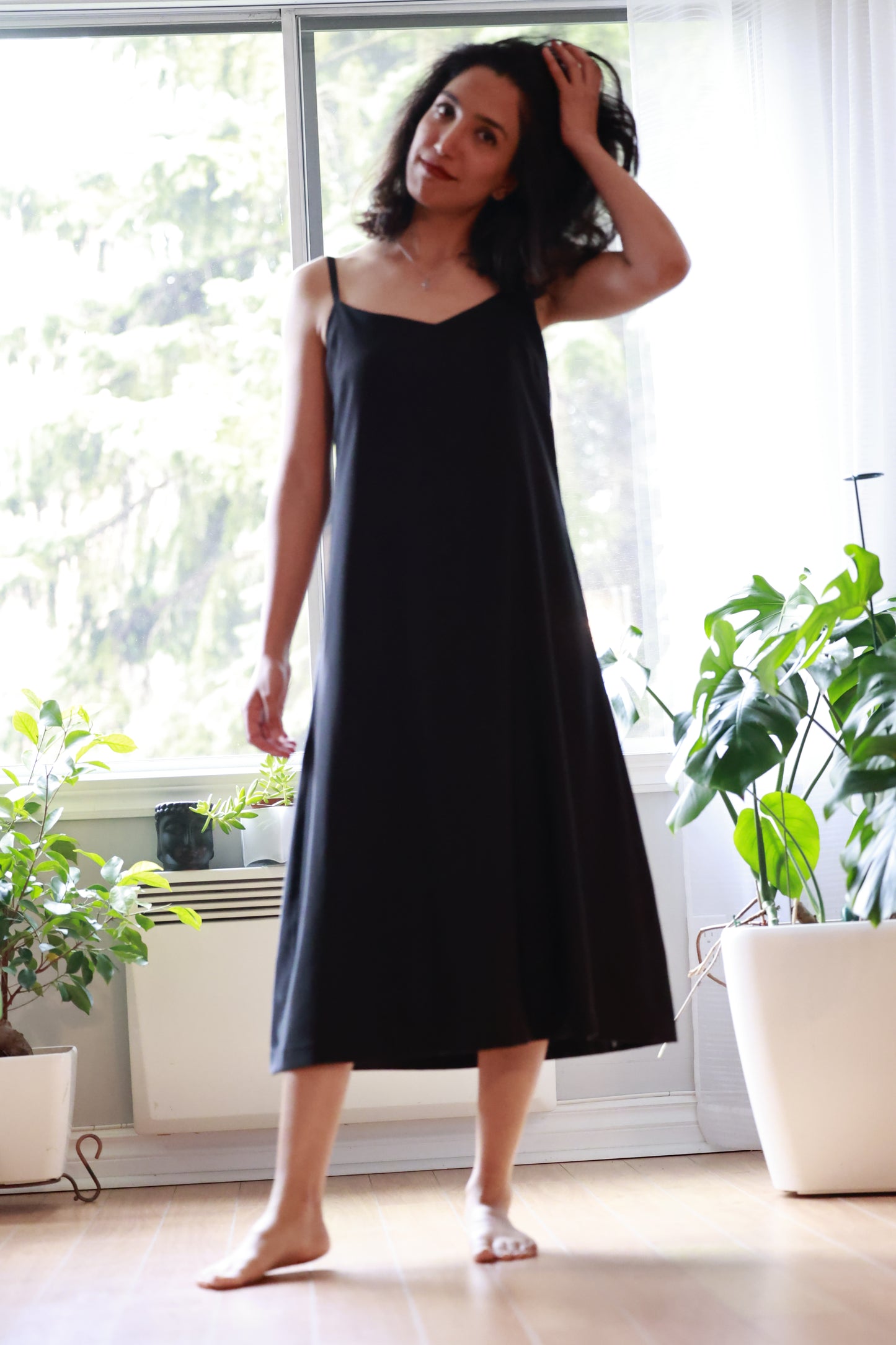Black Silk Dress by ELZi Dressmaker. Photo prise à Rosemont dans l'atelier de Créations France Beauregard.