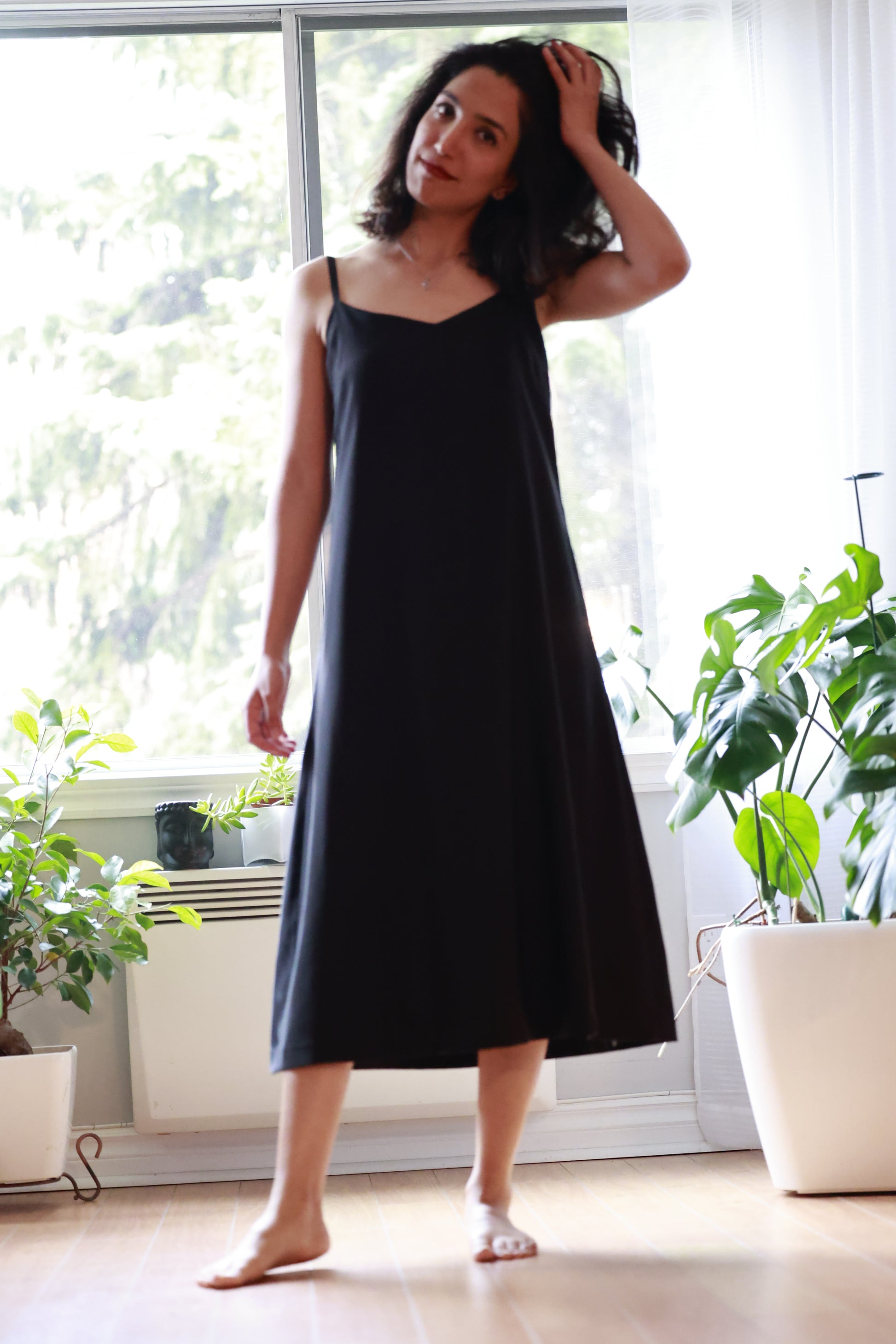 Black Silk Dress by ELZi Dressmaker. Photo prise à Rosemont dans l'atelier de Créations France Beauregard.