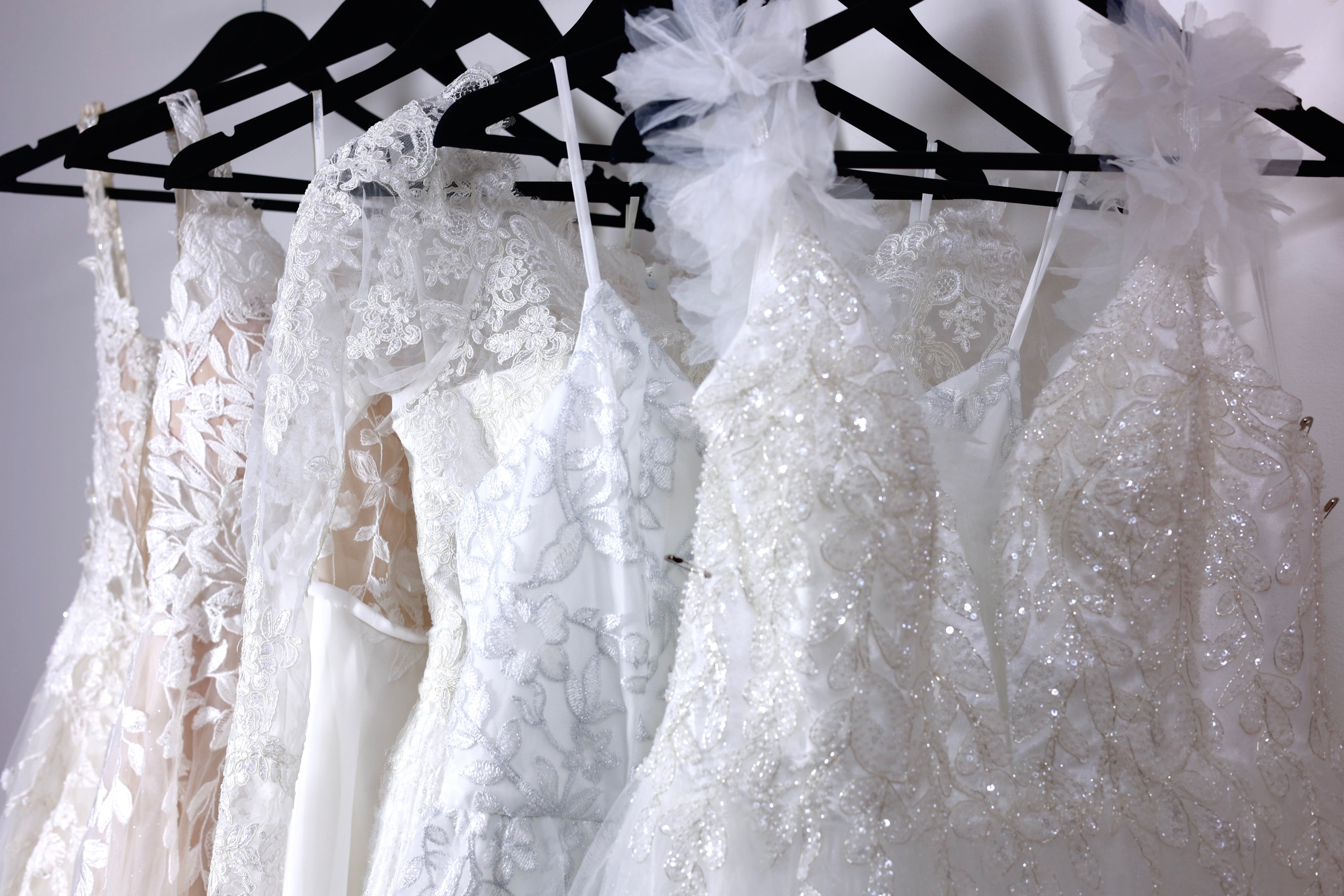 ELZi Studio, Dressmaker, Bridal Seamstress in Montreal.We do bespoke dresses and alterations in nuns island, Verdun. ELZi has 20 years experience in couture, ranging from designing, pattern, cutting and sewing. Nous offrons des services de confection sur mesure et de retouches à l'Île-des-Sœurs, Verdun, Montréal. Avec 20 ans d'expérience en couture, ELZi excelle dans la conception, le patronage, la coupe et la couture. Faites confiance à notre expertise pour des vêtements personnalisés de haute qualité.