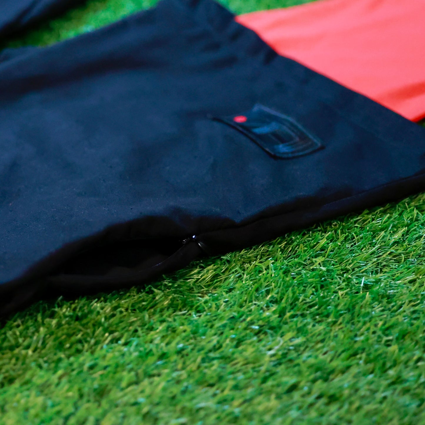 hidden pocket with zip on the right side of the shorts. can be customized to be on both legs.