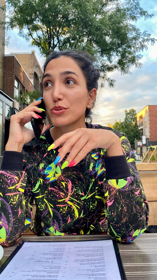 ELZi couturière à Verdun avec le pull néon electric ⚡️ sur là rue Wellington.