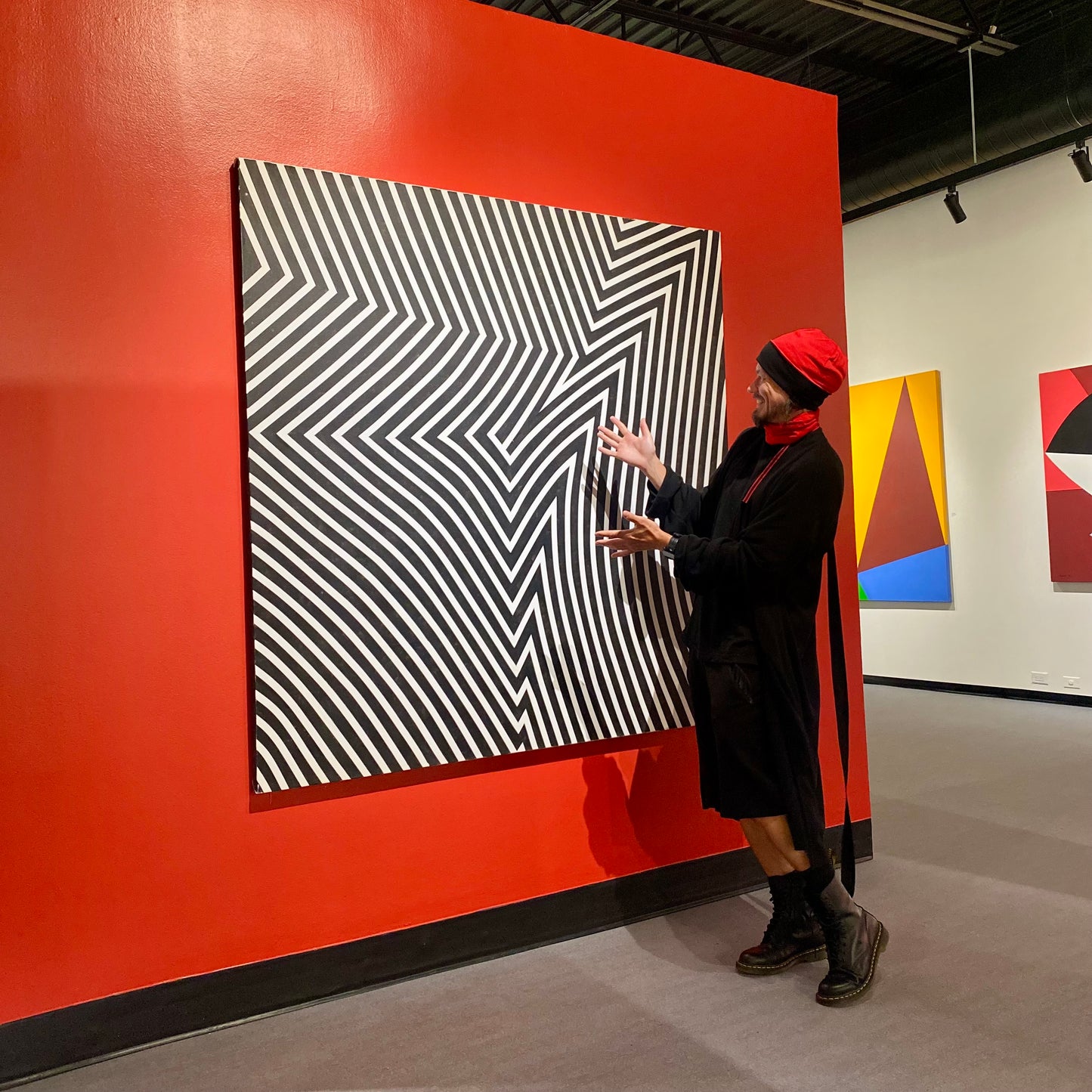 Jonathan Brunelle admire une oeuvre optique de Marcel Barbeau lors de l'exposition Marcel Barbeau : Global mixte au Musée des beaux-arts de Mont-Saint-Hilaire pour célébrer les 75 ans de la parution du Refus global.