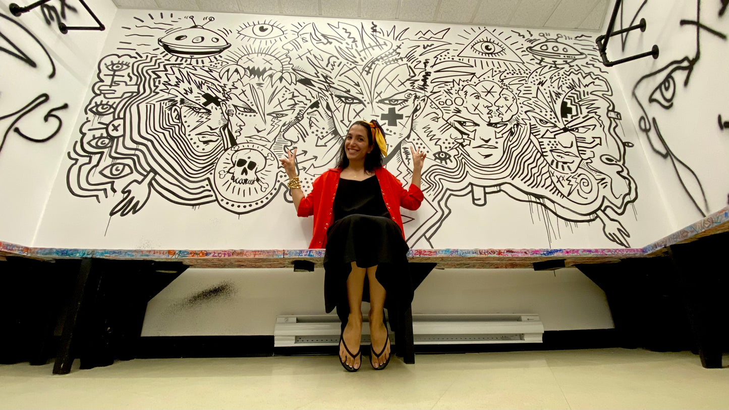 Sanaz Firouzi au Musée des beaux-arts de Mont-Saint-Hilaire. Sanaz pose devant l'oeuvre de Zilon dans le vestiaire. Chemise Lin Rouge par ELZi, Couturière à Verdun