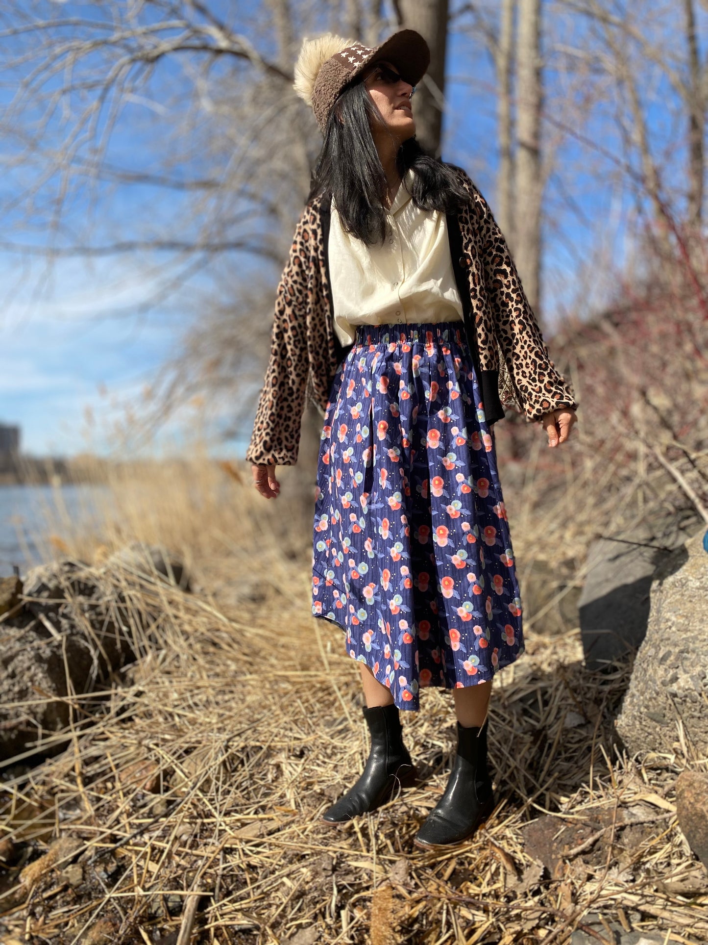 Sanaz porte la jupe Éclipse Golden Night de EZLi.ca alors qu'elle semble être vêtu d'un habit de camouflage printanier, pour le bord du fleuve, lol ça fit.