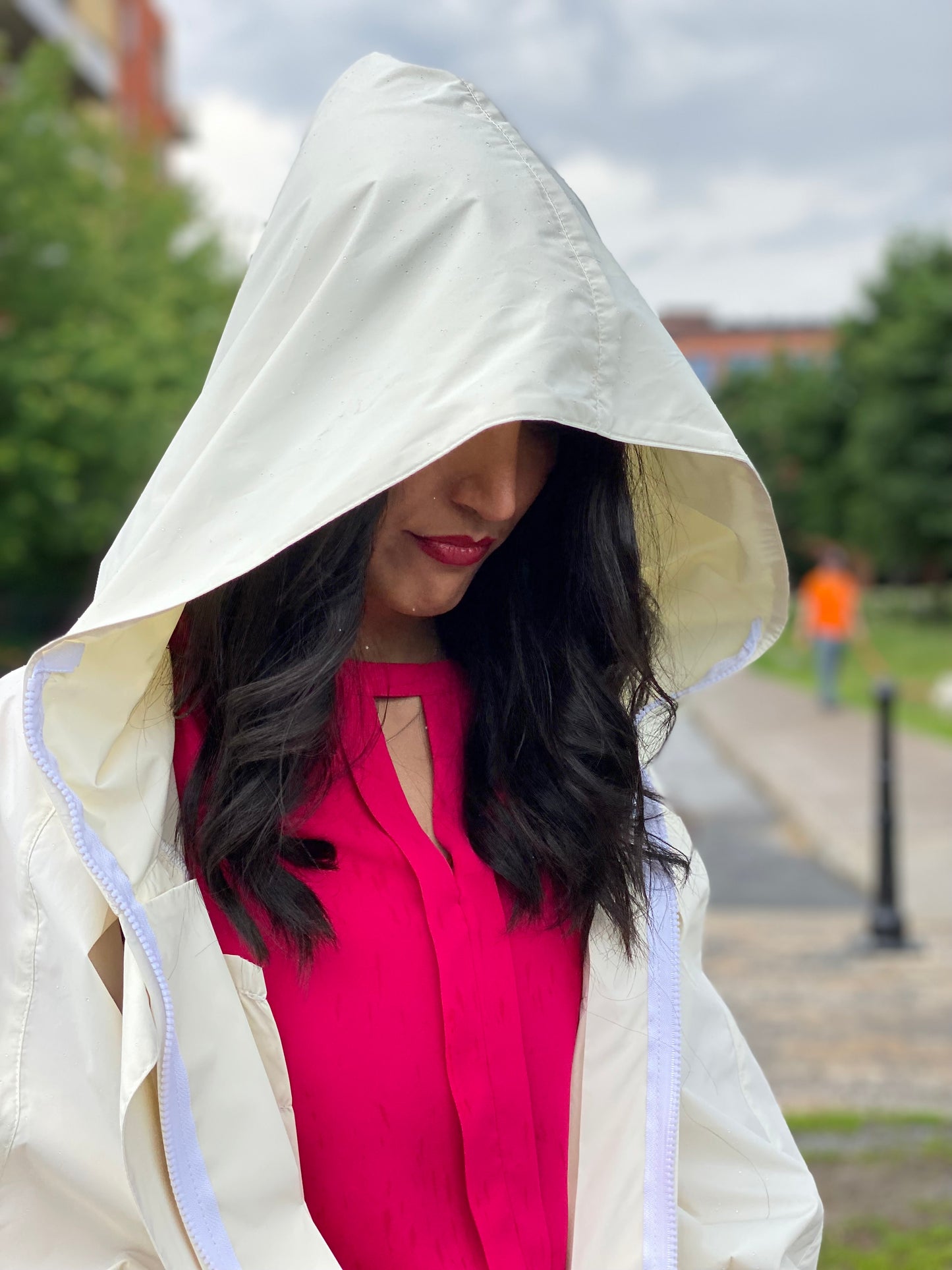 White Raincoat with Huge Hoddie. Imperméable blanche avec un gros capuchons par ELZi, Couturière sur l'île des soeurs.