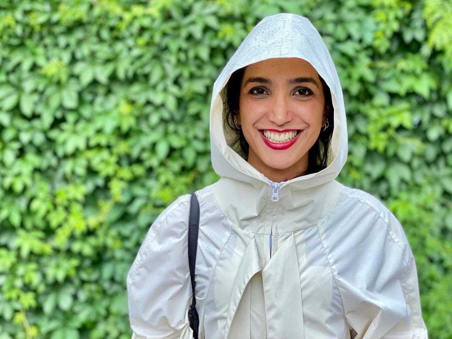 Sanaz la couturière de l'île des soeurs porte un imperméable blanc qu'elle a confectionné au Studio ELZI. Sanaz The nuns island seamstress wears a white raincoat she made at the ELZI Studio. Photo by Jonathan Brunelle