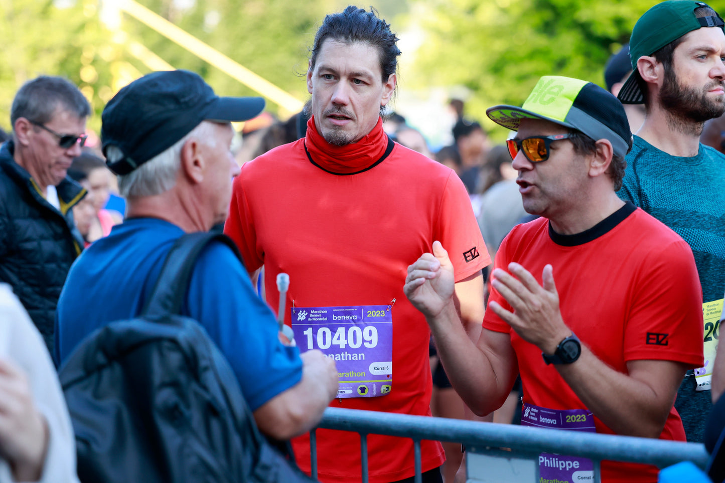 L'équipe d'athlètes ELZI discute de leur stratégie de course pour le 42.2 km avec un vétéran.