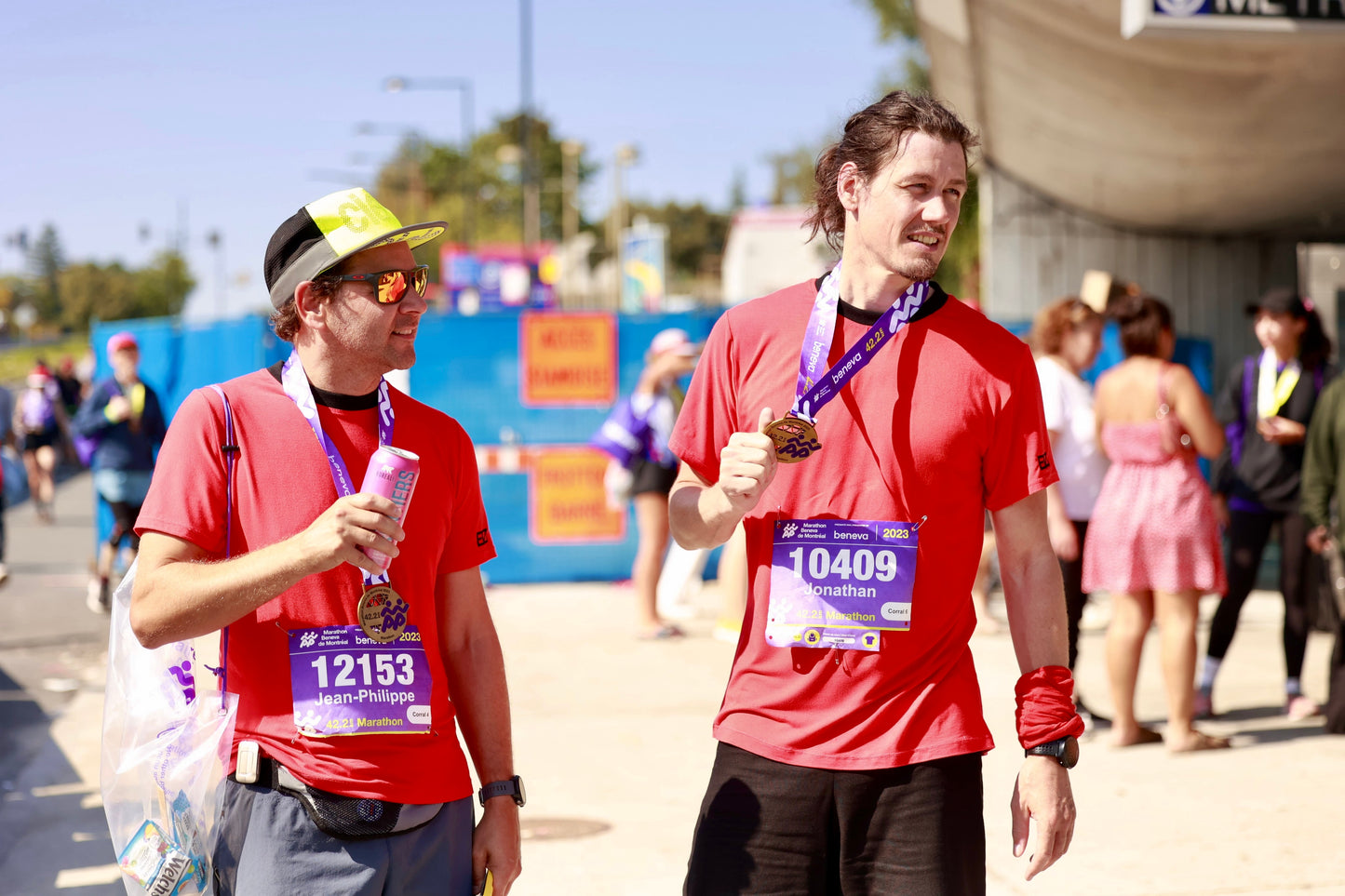 Jonathan et Jean-Philippe chill après le 42.2 km marathon de montreal