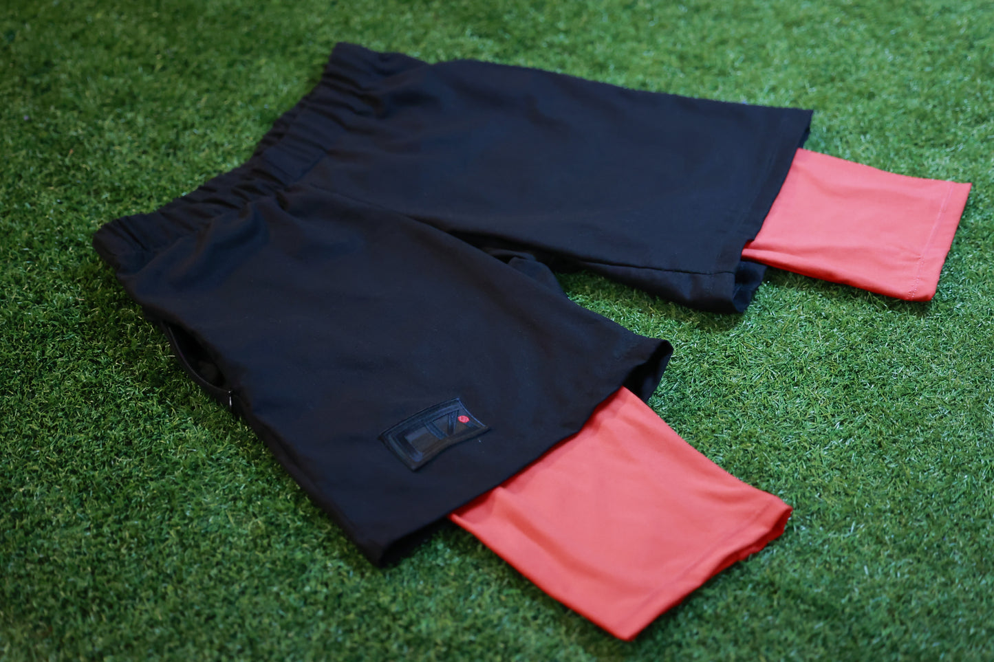 42.2 KM @mtlmarathon black linen shorts with red bamboo liner - ELZi Montreal Tailor