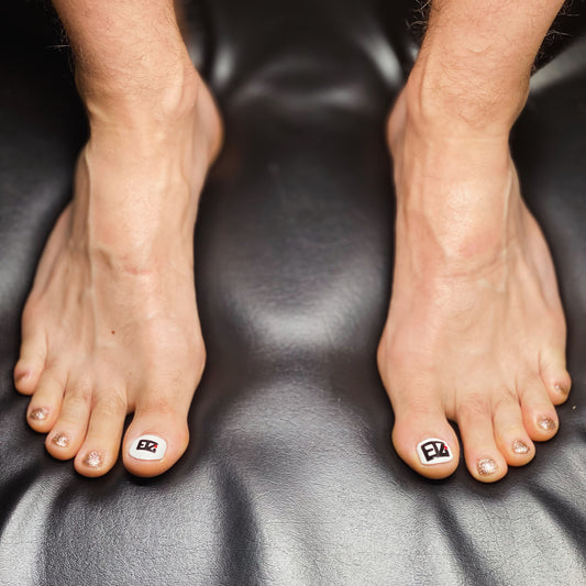 Montreal Pedicure GEL with ELZI company logo. Yes... it's the man's feet, showing support :) Which logo do you like best ? Small or large ? GEL de pédicure avec le logo de l'entreprise ELZI. Oui... ce sont les pieds de l'homme, montrant leur soutien :) Quel logo préférez-vous ? Petit ou grand ?