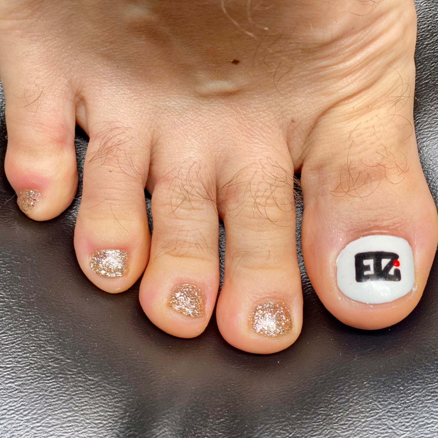 picture of a man foot with pedicure-gel with the ELZi logo.