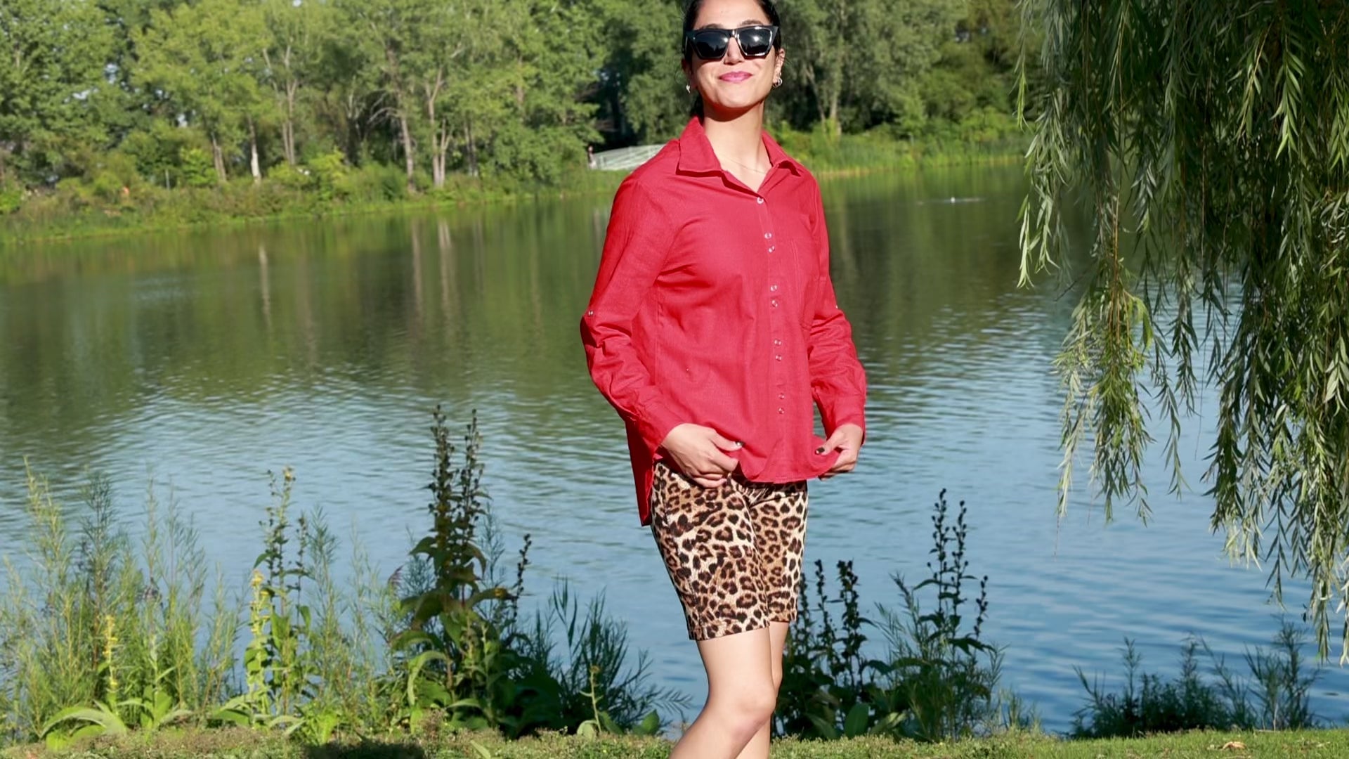 Sanaz La couturière de l'île des seours porte le chemisier rouge Akako en lin dans les studios ELZI. Sanaz The nuns island seamstress wears the Akako Red Blouse made of linen in ELZI studio's. Photo by Jonathan Brunelle