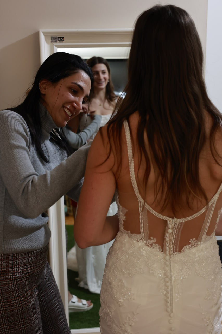 ELZi offers friendly wedding dress alterations services for brides, bridesmaid and family & friends. Retouche pour robe de mariée.