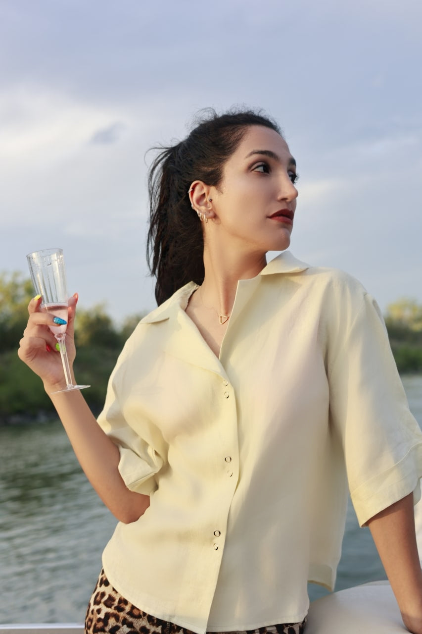 Sanaz Firouzi porte une blouse en lin couleur latté par ELZI.ca, couturière à Montreal.