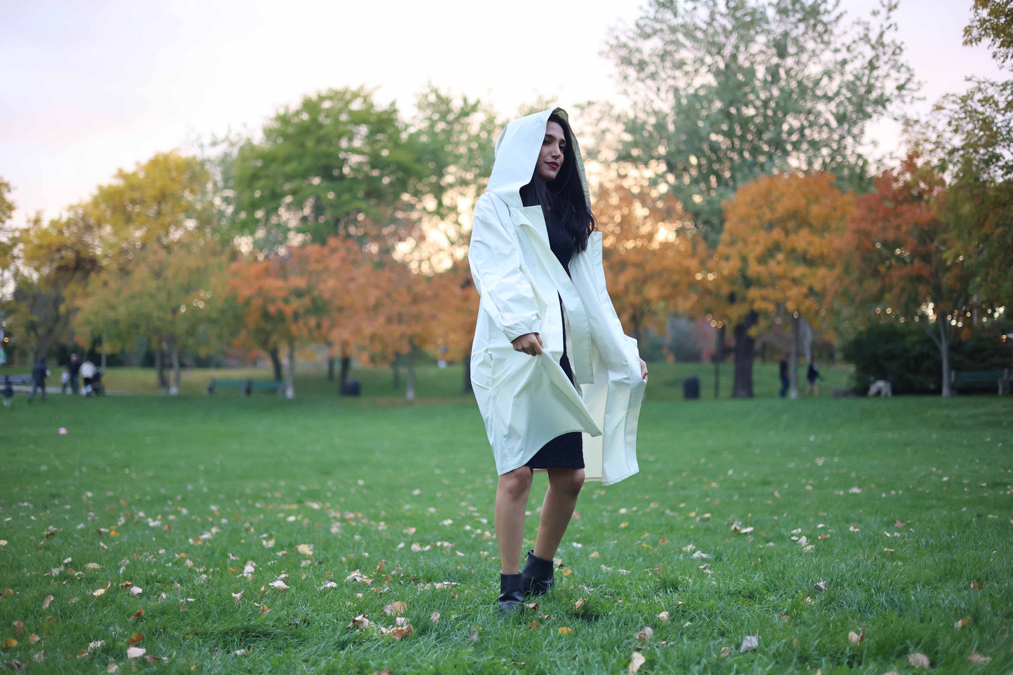 ELZi white Raincoat in West Vancouver Park.