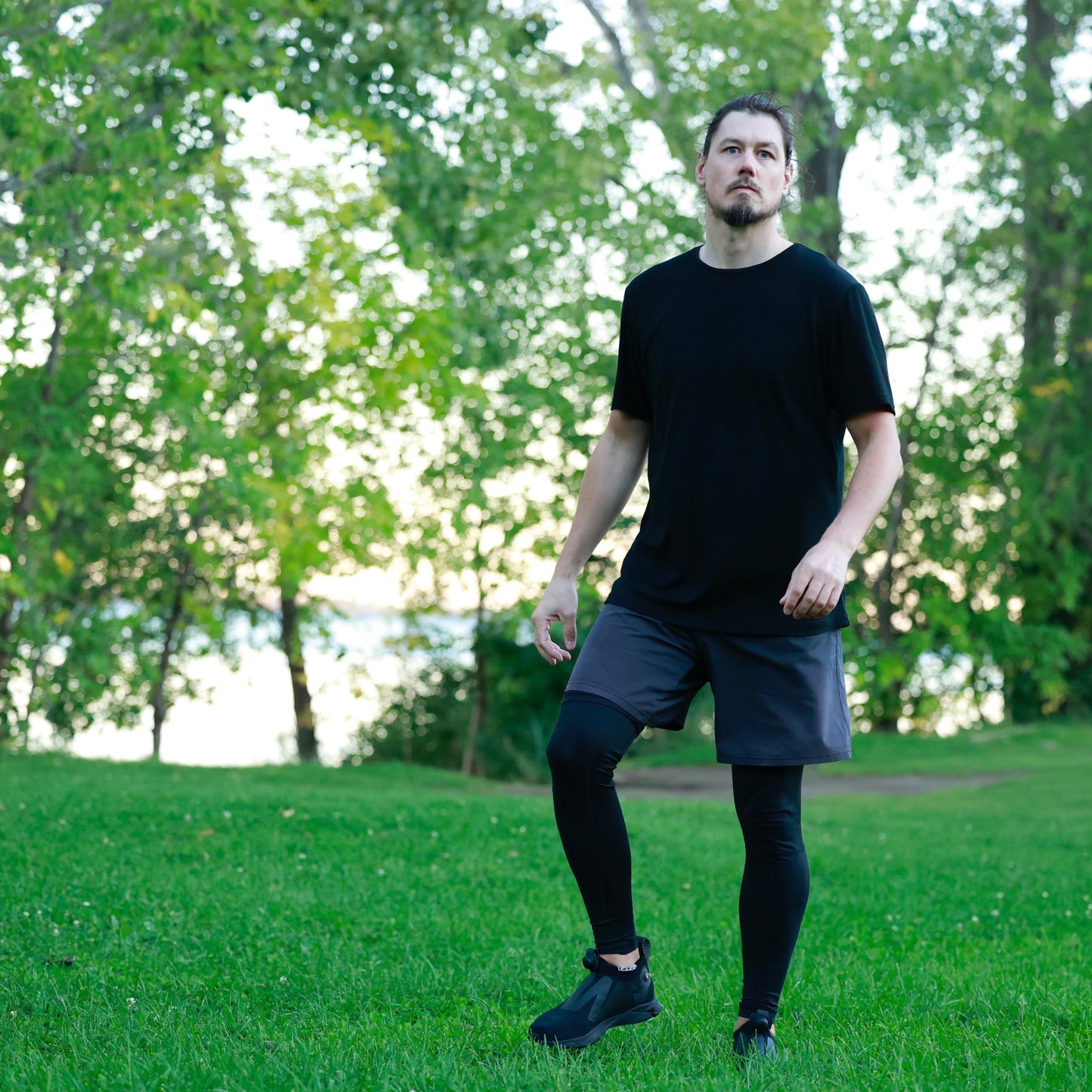 Jonathan Brunelle porte la chemise mérinos ELZI "ombre noire" dans un parc.