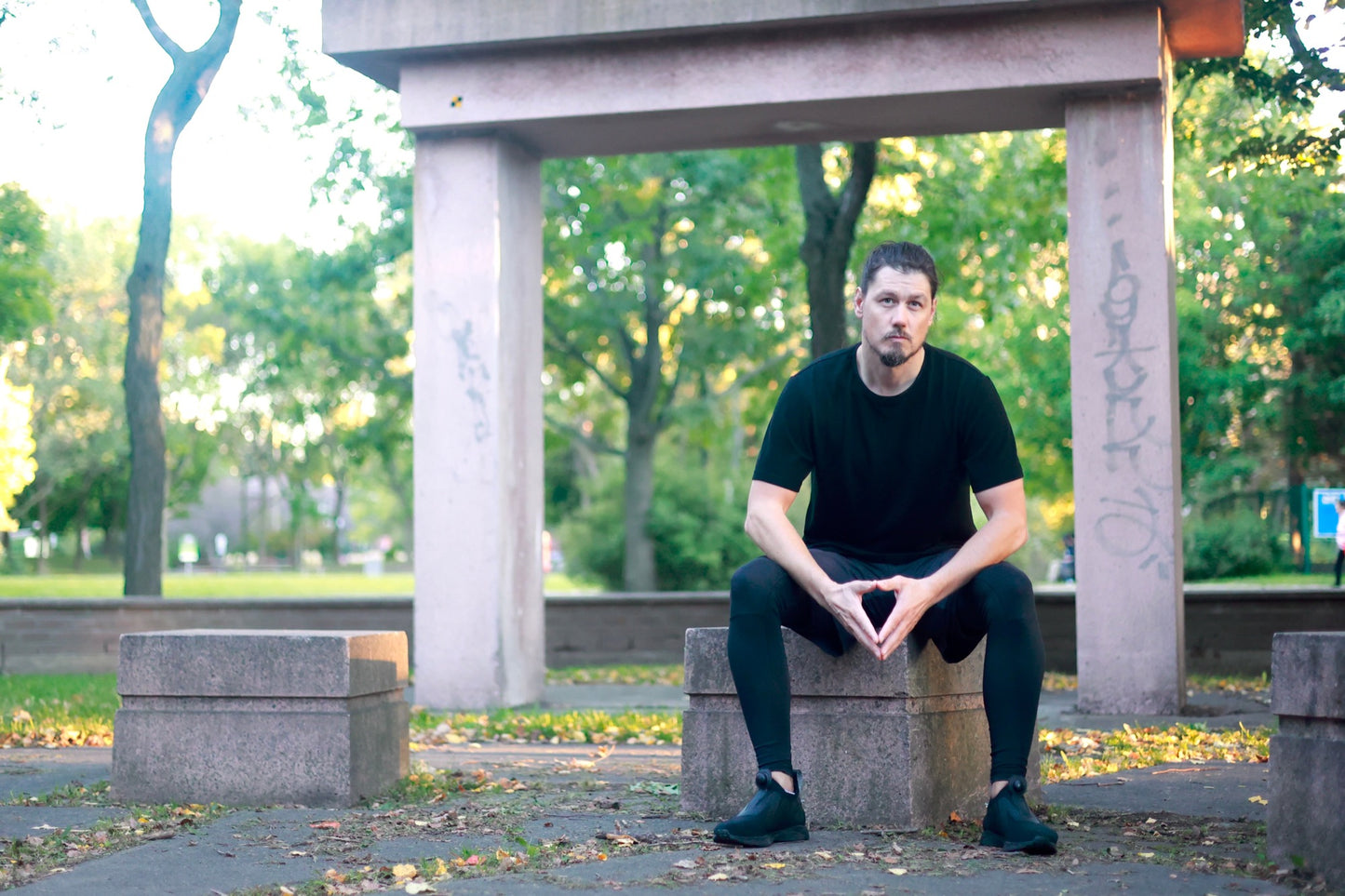 Jonathan Brunelle porte un t-shirt à manches courtes "Black Shadow" ELZI Merino Activewear et fait la pause du PDG.