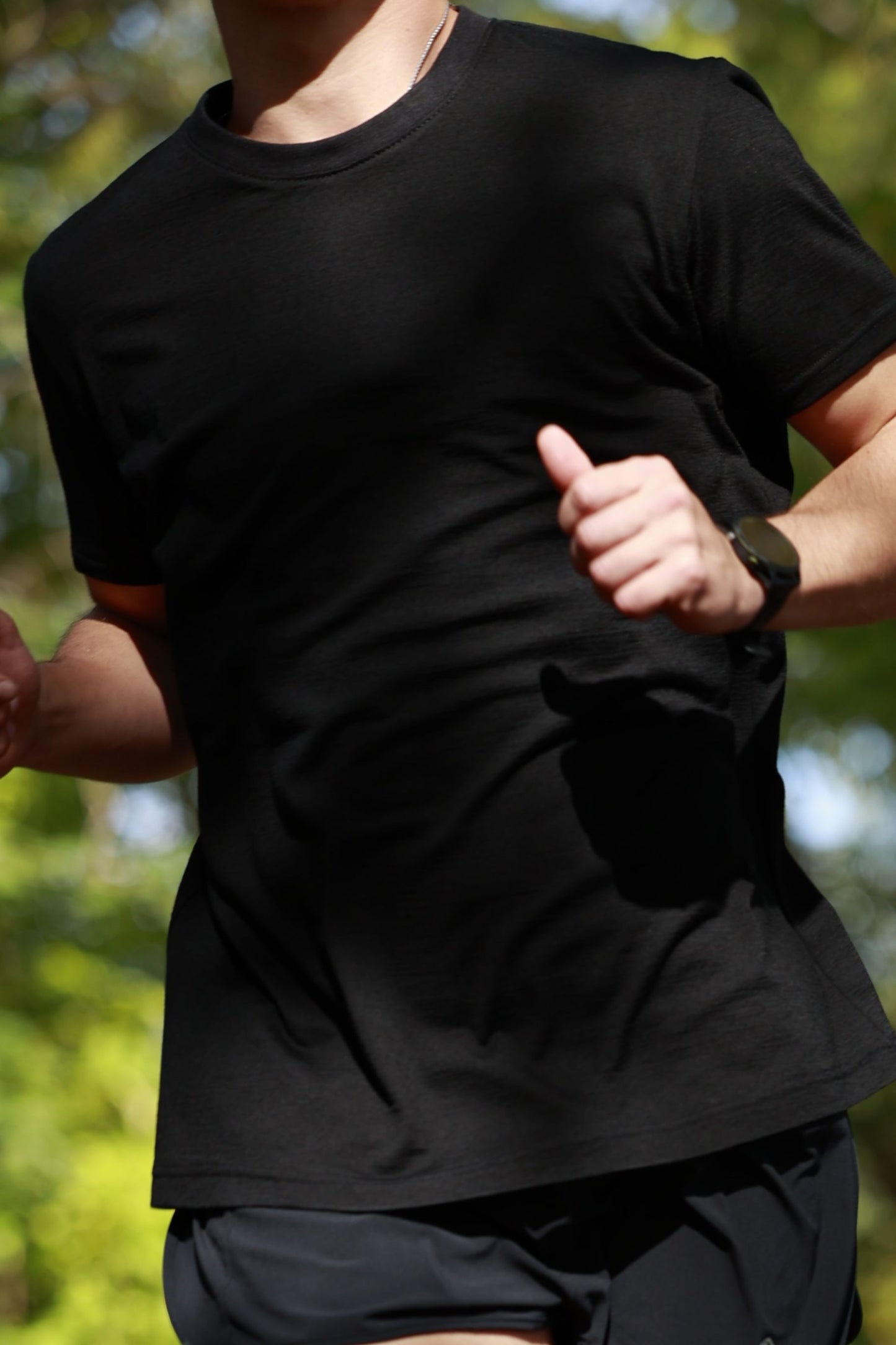 ELZI for runnik100km t-shirt. Black Merino Wool T-shirt for ultra runners. Zero chafing, no itchiness. Close-up on the wool t-shirt.