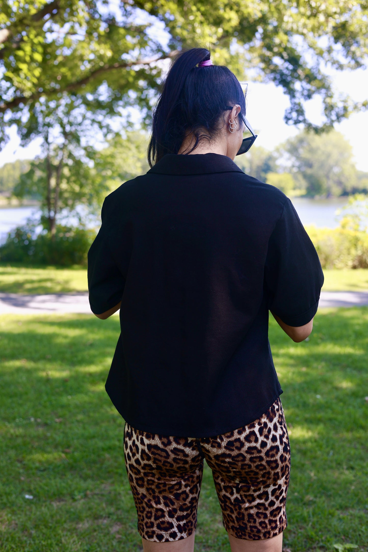Black Linen Shirt by ELZi.ca Seamstress Montreal. Back View