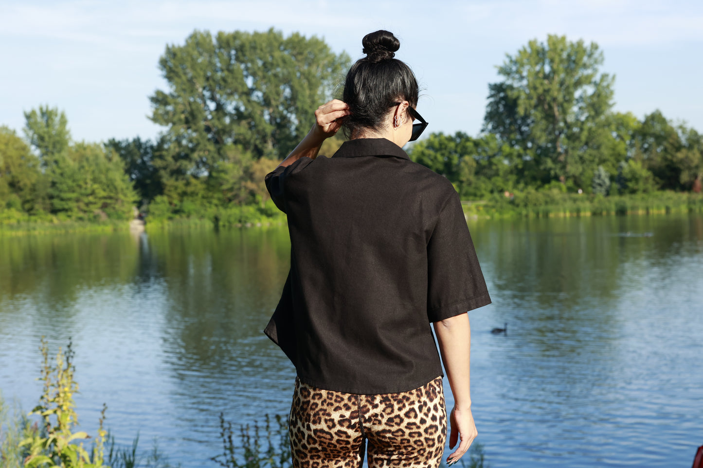 Montreal Seamstress Black Linen Shirt with Short Sleeves for Women - par ELZi Couturière Île des soeurs.