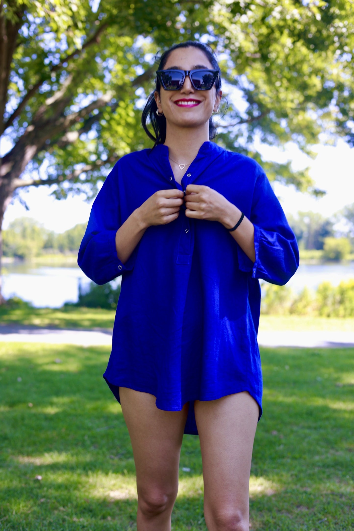 Chemise Bleu en lin par ELZi Couturière Montréal. Blue Linen Shirt worn by Sanaz made by ELZi, Tailor in nuns island.