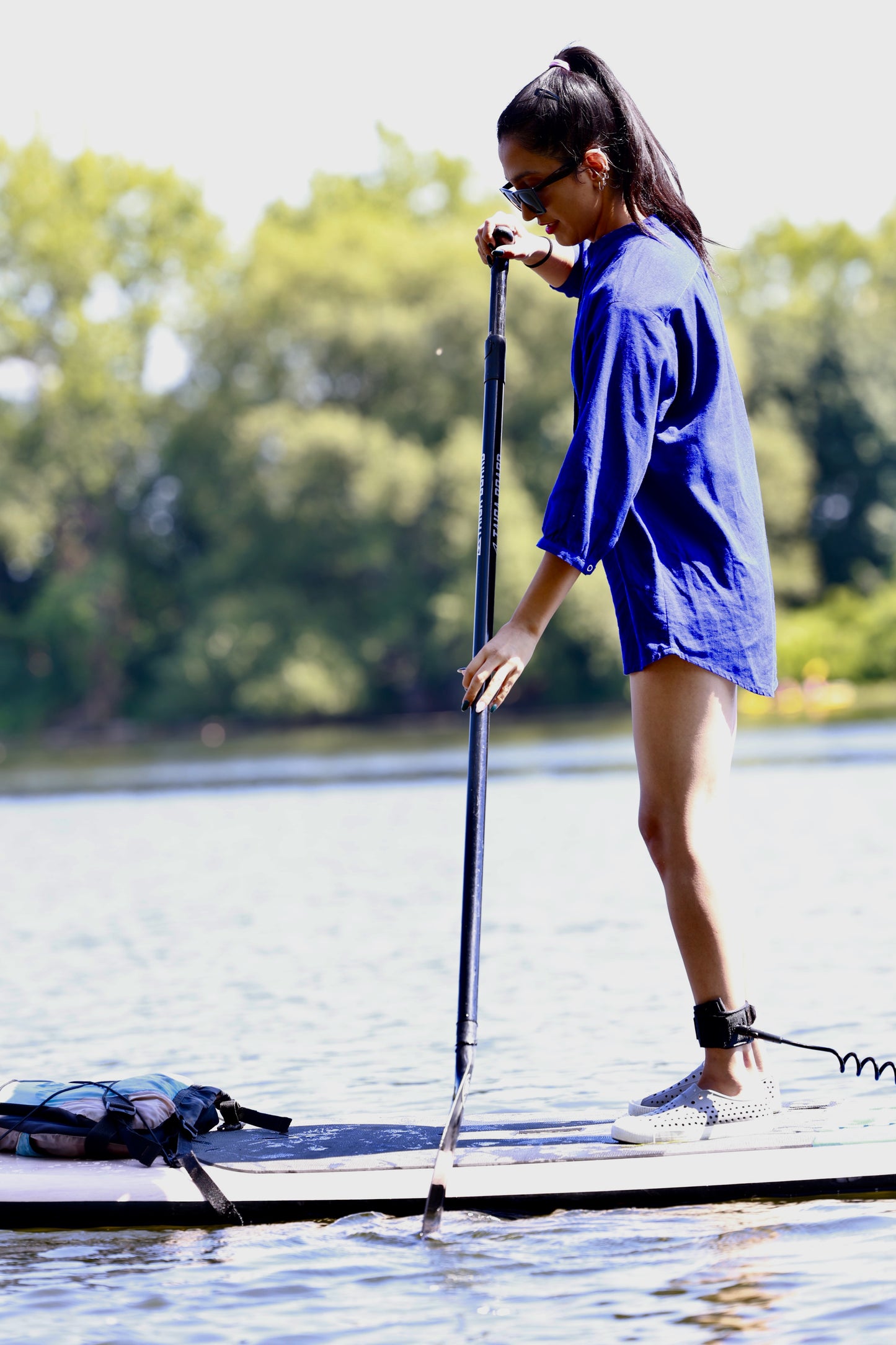 Chemise Bleu en lin avec manches longues par ELZi Couturière Montréal debout sur un paddleboard à KSF LaSalle