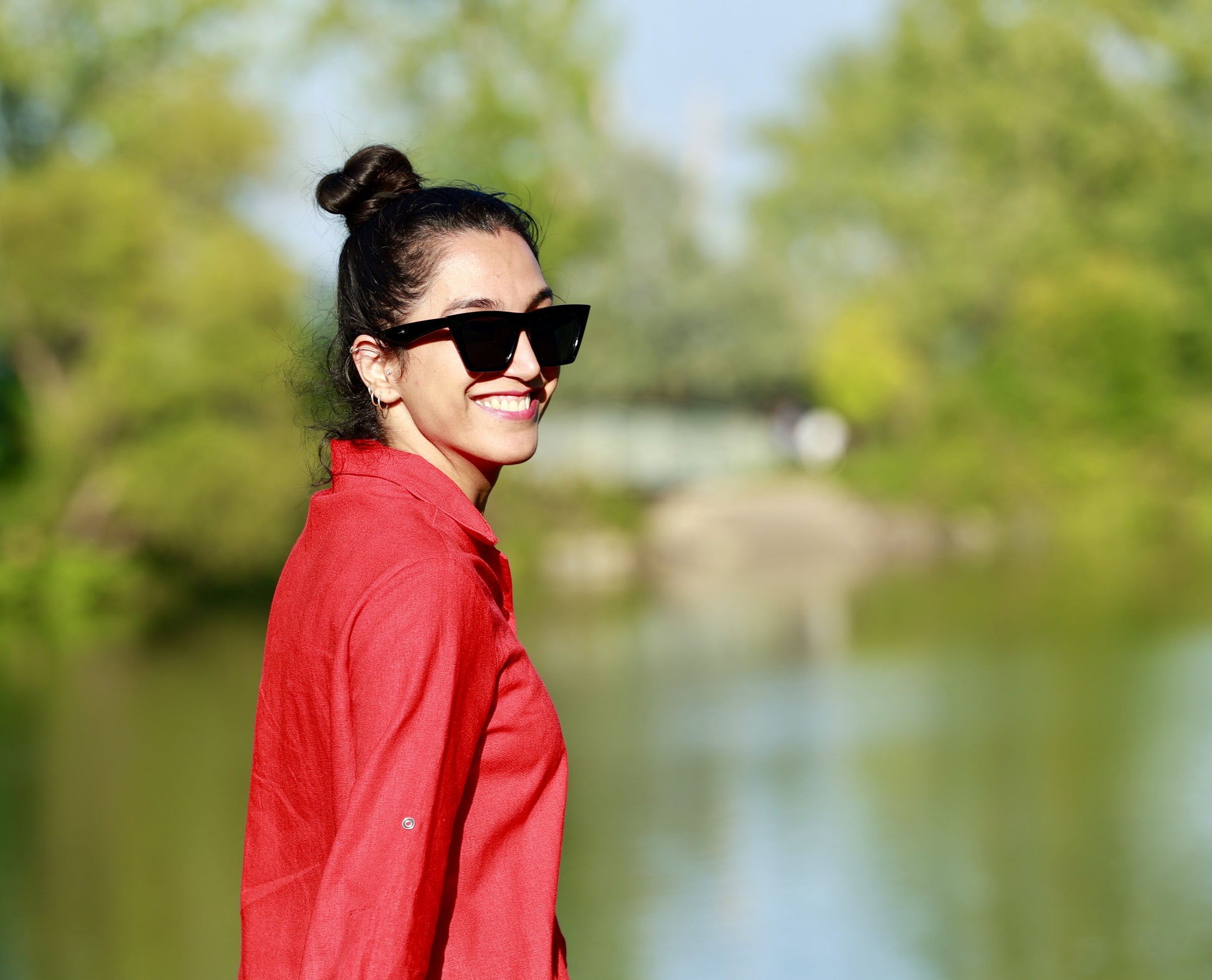 Sanaz is rocking a luxurious ELZi Red Linen Shirt Blouse with snaps and adjustable sleeves. Photograph : Jonathan Brunelle. Location : Verdun. Chemise Lin Rouge par ELZi, Couturière à Verdun