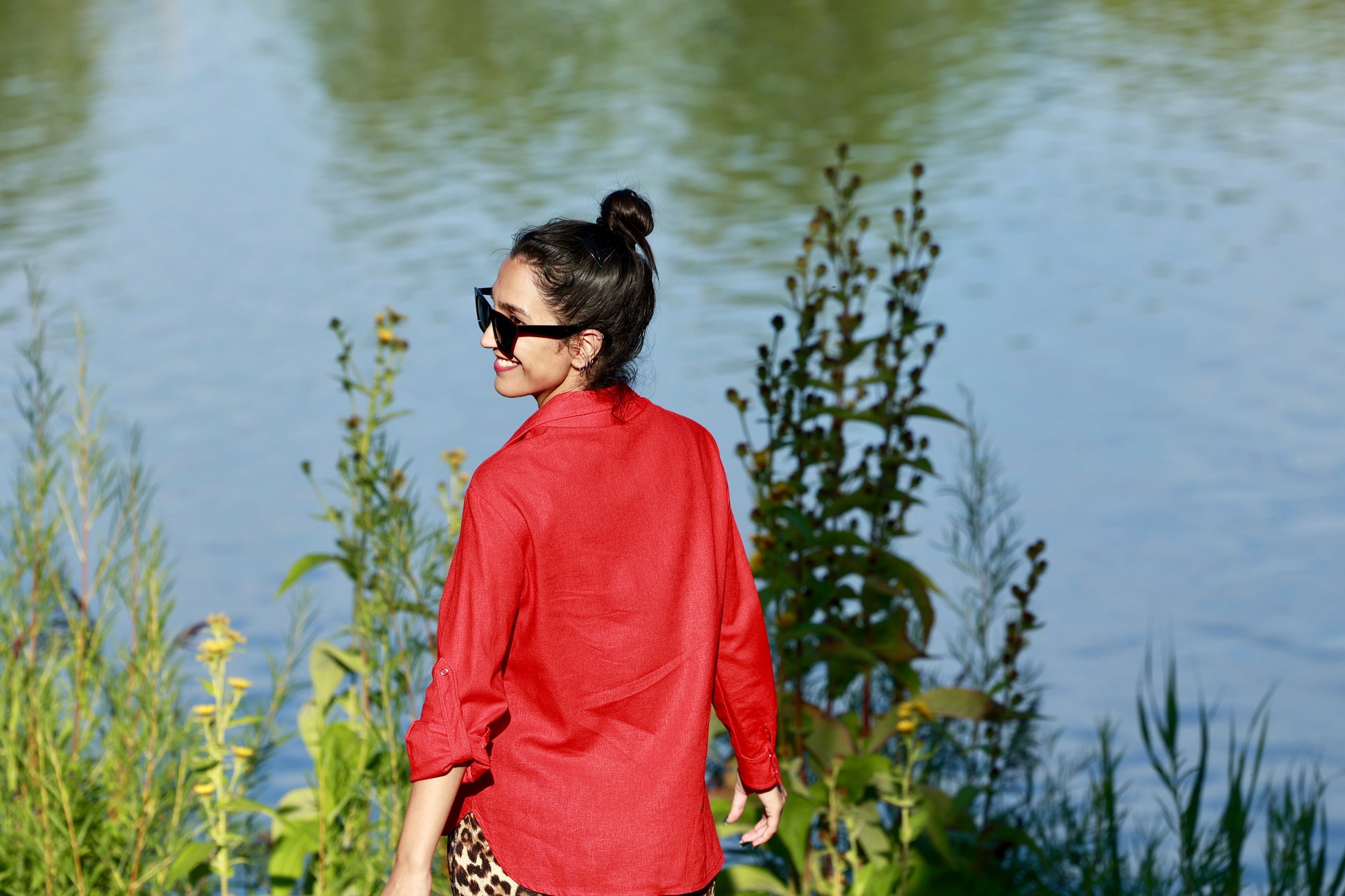 Back view of Red Linen Shirt with long sleeves by ELZi.ca, nuns island seamstress. Chemise en lin rouge par ELZi.