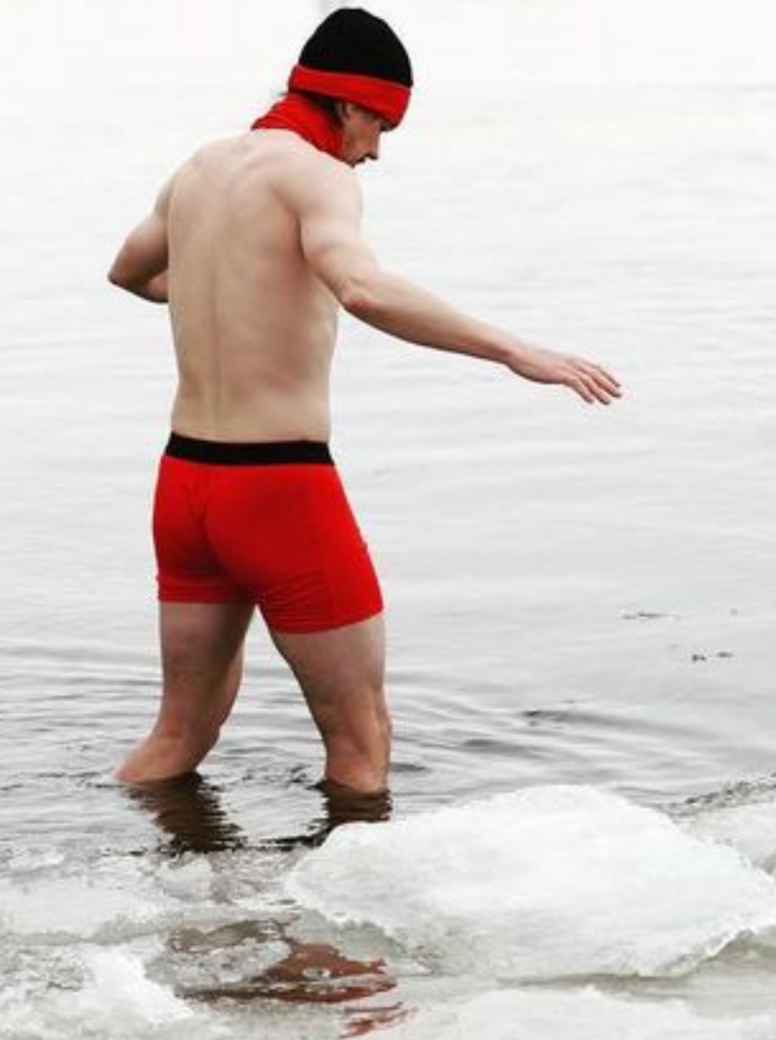 Jonathan Brunelle teste les boxers en laine rouge lors dune session de cryotherapie à la St-Valentin février 2023