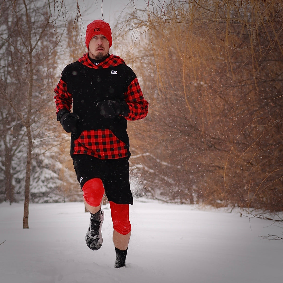 Jonathan Brunelle runs in the winter wearing shorts and gear from ELZi.ca. Winter Running, what to wear. 