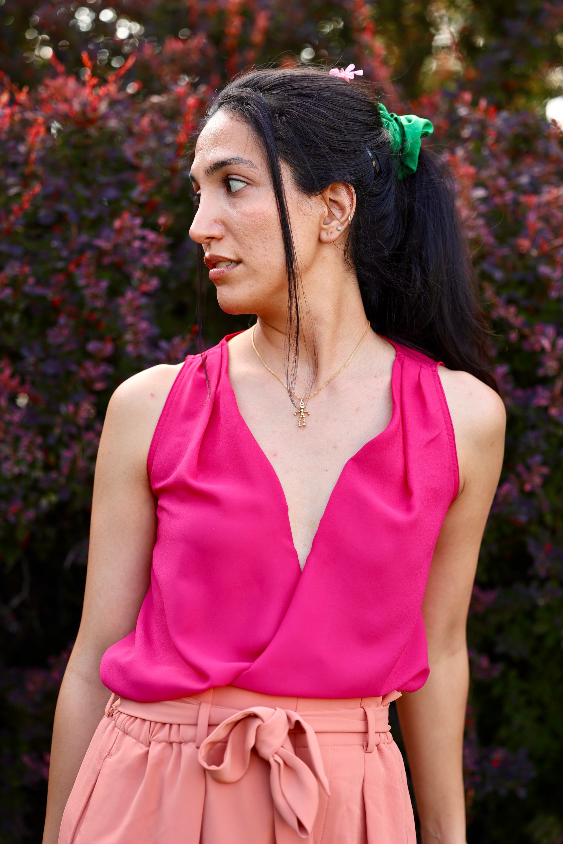 Silk Barberry Rose Glow Pink Top by ELZi, couturière Île des soeurs, Montréal. Fashion Designer : Sanaz Firouzi. Photo prise à Varennes.