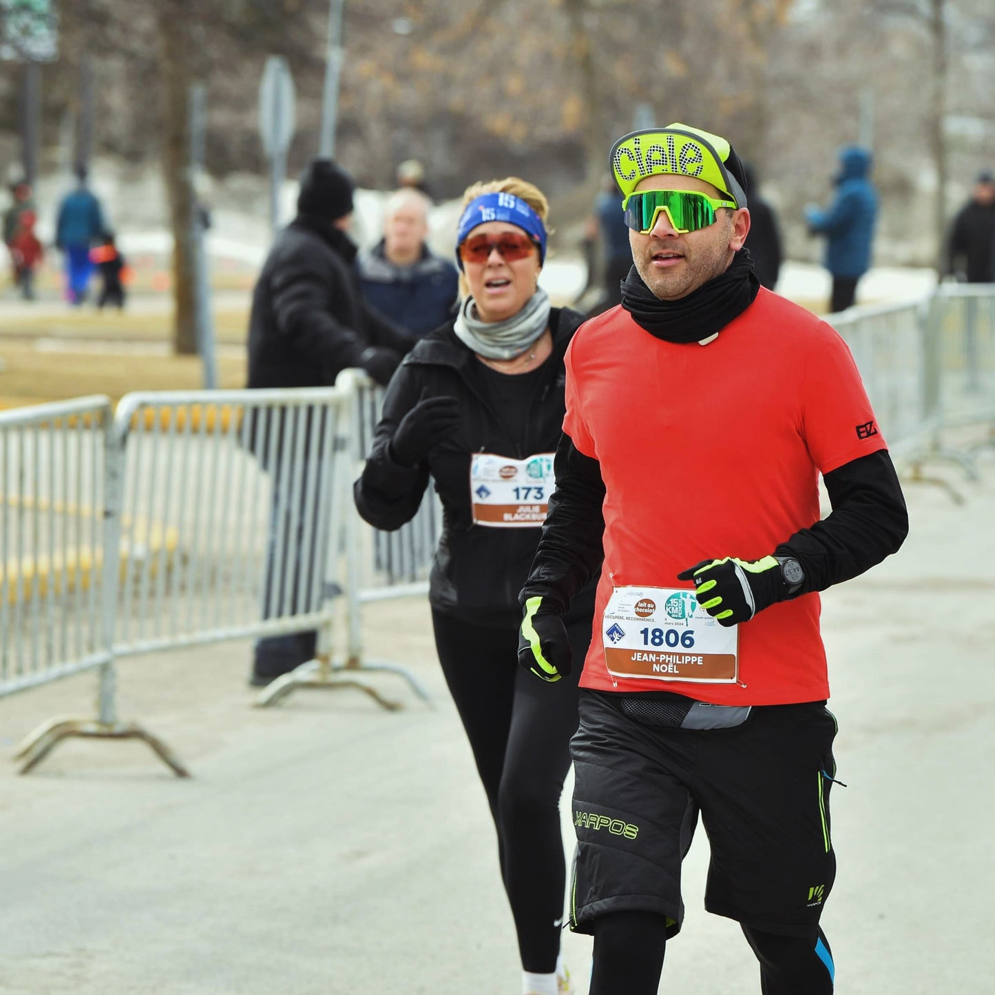 Jp wears the 42.2 km Montreal Marathon Soft touch Red Bamboo t-shirt as a top layer during a late winter run. 