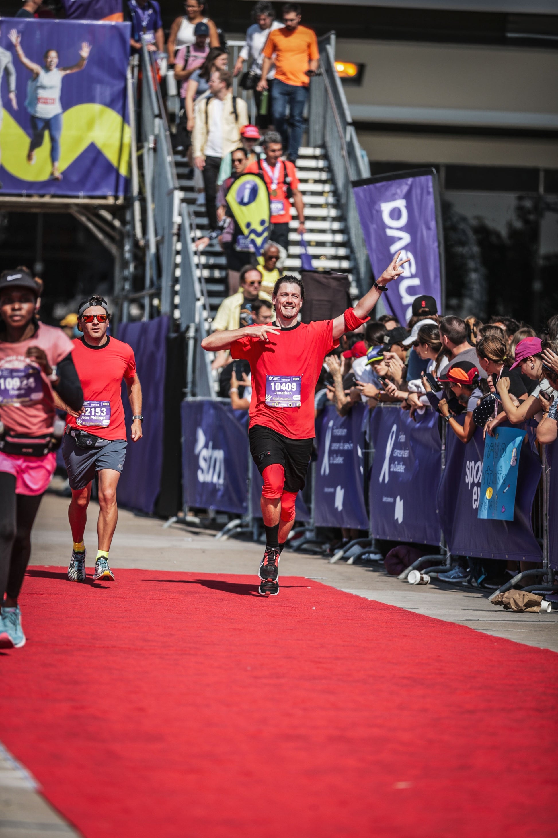 Jean-Philippe Noël et Jonathan Brunelle arrivent sur le tapis rouge de la ligne d'arrivée du 42.2 km Marathon Beneva de Montreal édition 2023.