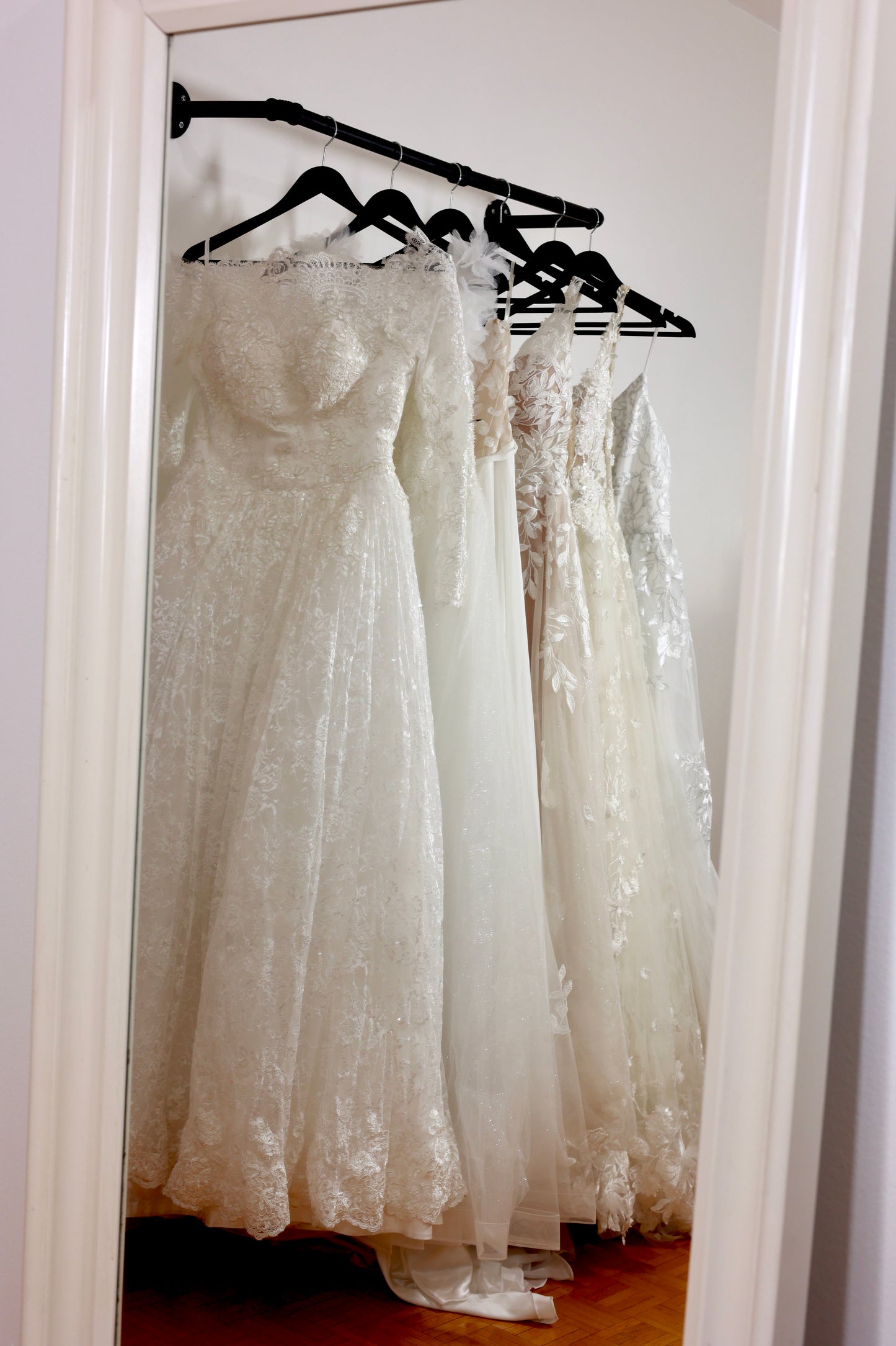 ELZi Dressmaker Montreal ELZi has 20 years experience in couture, ranging from designing, pattern, cutting and sewing.  We are your trusted and reliable partner to perform alterations on your wedding dress. Avec 20 ans d'expérience en couture, ELZi excelle dans la conception, le patronage, la coupe et la couture. Faites confiance à notre expertise pour retoucher votre robe de mariée.